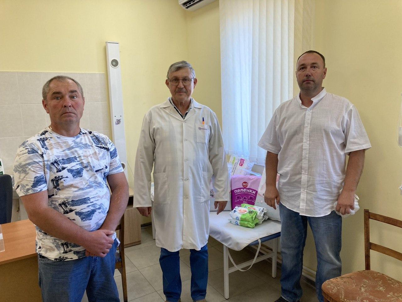 Рязанцы оказали помощь Рубановской врачебной амбулатории  Представители региона-шефа Рязанской области посетили Рубановскую врачебную амбулаторию в Великолепетихском округе.   В учреждении есть дневной стационар, помощь оказывается и амбулаторно, работают мобильные медицинские бригады. Шефы отметили высокий профессионализм сотрудников амбулатории.   В рамках визита рязанцы пообщались с медиками и зафиксировали, какие есть потребности у них и пациентов. Все запросы взяли в работу. Также в учреждение сразу передали средства личной гигиены и медицинские принадлежности для ежедневной работы. Специалисты поблагодарили за внимание и помощь.