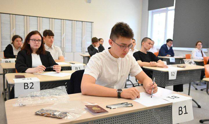 У школьников на ЕГЭ будут спрашивать про СВО Вопросы на эту тему впервые появились в демоверсии экзамена по обществознанию От школьников требуется указать какой регион вошёл в состав России в 2020 году хотя Херсон контролируется украинскими войсками российская армия отступила из города в ноябре 2022 года Также в заданиях нужно будет правильно указать фамилию участника СВО получившего звание Героя России Гуд Афтенун Новости