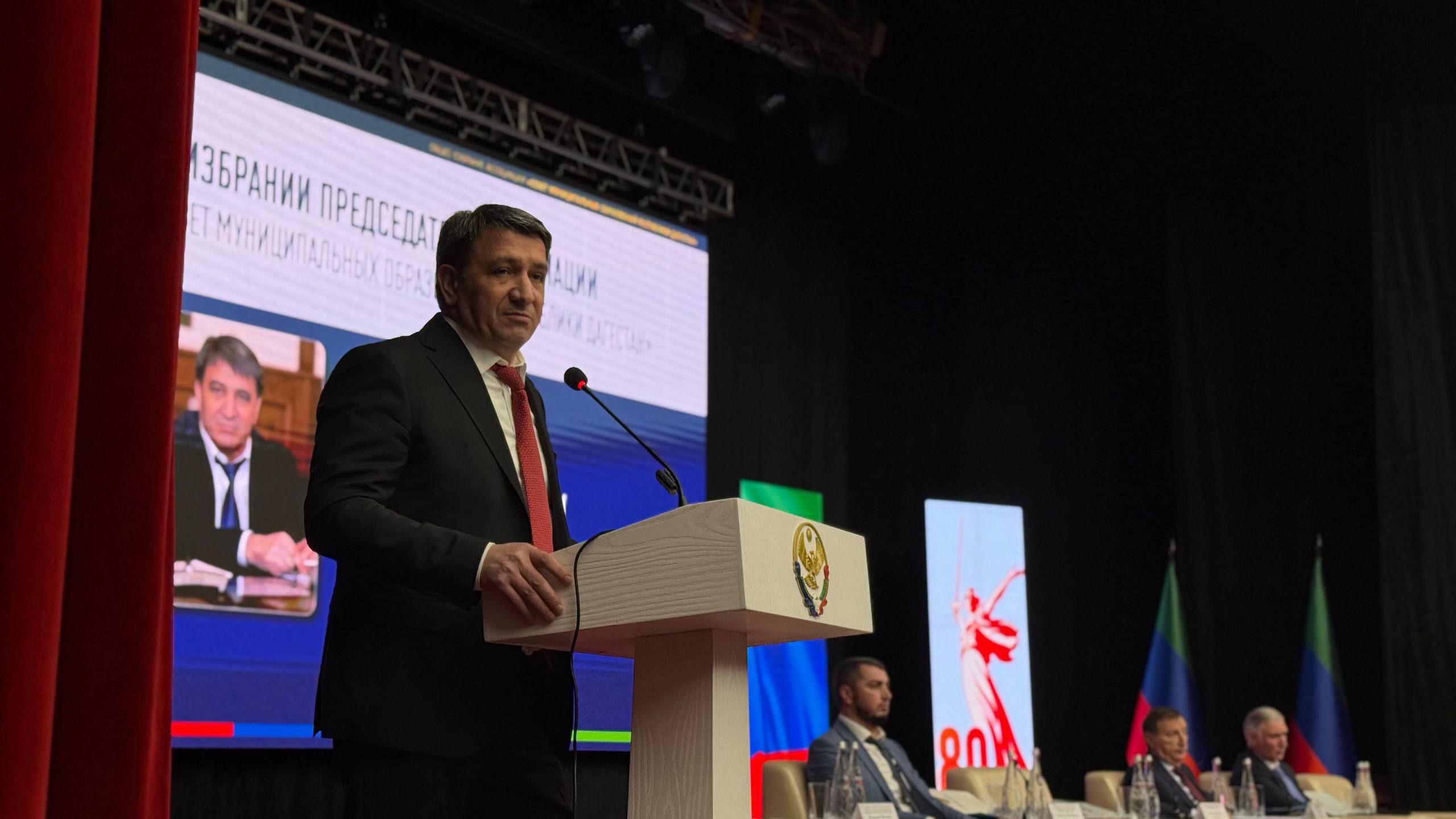 Джамбулат Салавов обозначил приоритеты Ассоциации муниципальных образований Дагестана на год Мэр Махачкалы Председатель Ассоциации Совета муниципальных образований РД Джамбулат Салавов в ходе пресс конференции рассказал журналистам о ключевых приоритетах работы Ассоциации на ближайший год По его словам основной задачей является консолидация муниципалитетов для эффективного решения общих проблем Необходимо собрать совет образований в единый кулак Выносим цели и задачи ставим сроки и исполняем сказал он Джамбулат Салавов также подчеркнул что для большинства территорий республики наиболее актуальными остаются вопросы развития дорожной инфраструктуры водоснабжения и транспорта а для городов сферы жилищно коммунального хозяйства Вот эти все направления которые нам необходимо отрабатывать отметил он  Фото РИА Дагестан