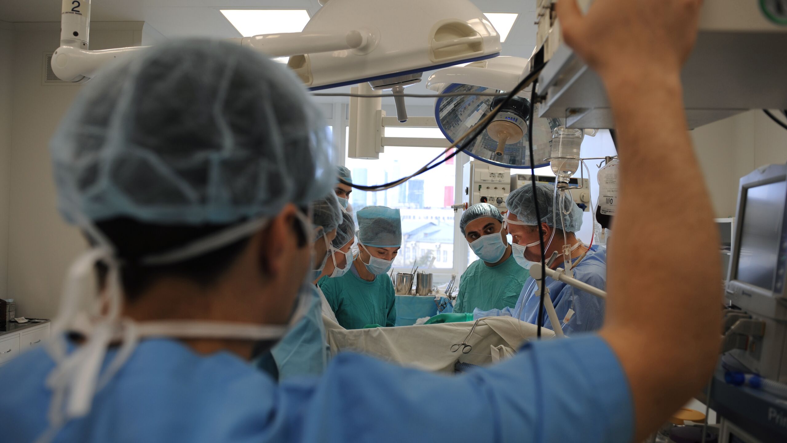 Хирурги Российской детской клинической больницы Минздрава РДКБ выполнили очередной этап по восстановлению тканей лица мальчика который пострадал от нападения хаски в Сочи через четыре месяца ребенка ждет еще один этап лечения сообщили РИА Новости в пресс службе медучреждения Врачи Российской детской клинической больницы Минздрава России успешно провели операцию очередного этапа реконструктивного лечения десятилетнего мальчика пострадавшего от укусов Хаски в Сочи год назад Через четыре месяца врачи проведут следующий этап реконструкцию верхней части носа надбровной и межбровной областей рассказали в больнице Заведующий отделением реконструктивно пластической хирургии РДКБ Антон Нарбутов уточнил что очередной этап реконструктивно пластического лечения был направлен на воссоздание отсутствующего у ребенка носогубного треугольника а также восстановление верхней губы