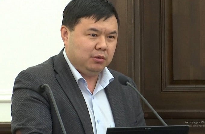 Врио министра экономики назначили в Бурятии Им стал Владимир Хингелов. Соответствующее распоряжение подписал глава республики Алексей Цыденов. К новым обязанностям Хингелов приступил сегодня, 3 июня. Напомним, кресло главы министерства освободилось после ухода Екатерины Кочетовой. Она покинула пост по собственному желанию в середине мая. В преддверии отъезда экс-министр оставила прощальное послание в своём телеграм-канале: - Этот путь — как изысканный мозаичный ковер, сотканный из множества мелких деталей, каждая из которых придаёт ему особую красоту и значимость. Оставаться верным своим принципам — именно это служит опорой и путеводной звездой на этом нелёгком, но важном пути, — написала Екатерина Кочетова. Владимир Хингелов с июля 2020 года занимает пост заместителя министра экономики региона, а также возглавляет комитет макропрогнозирования.