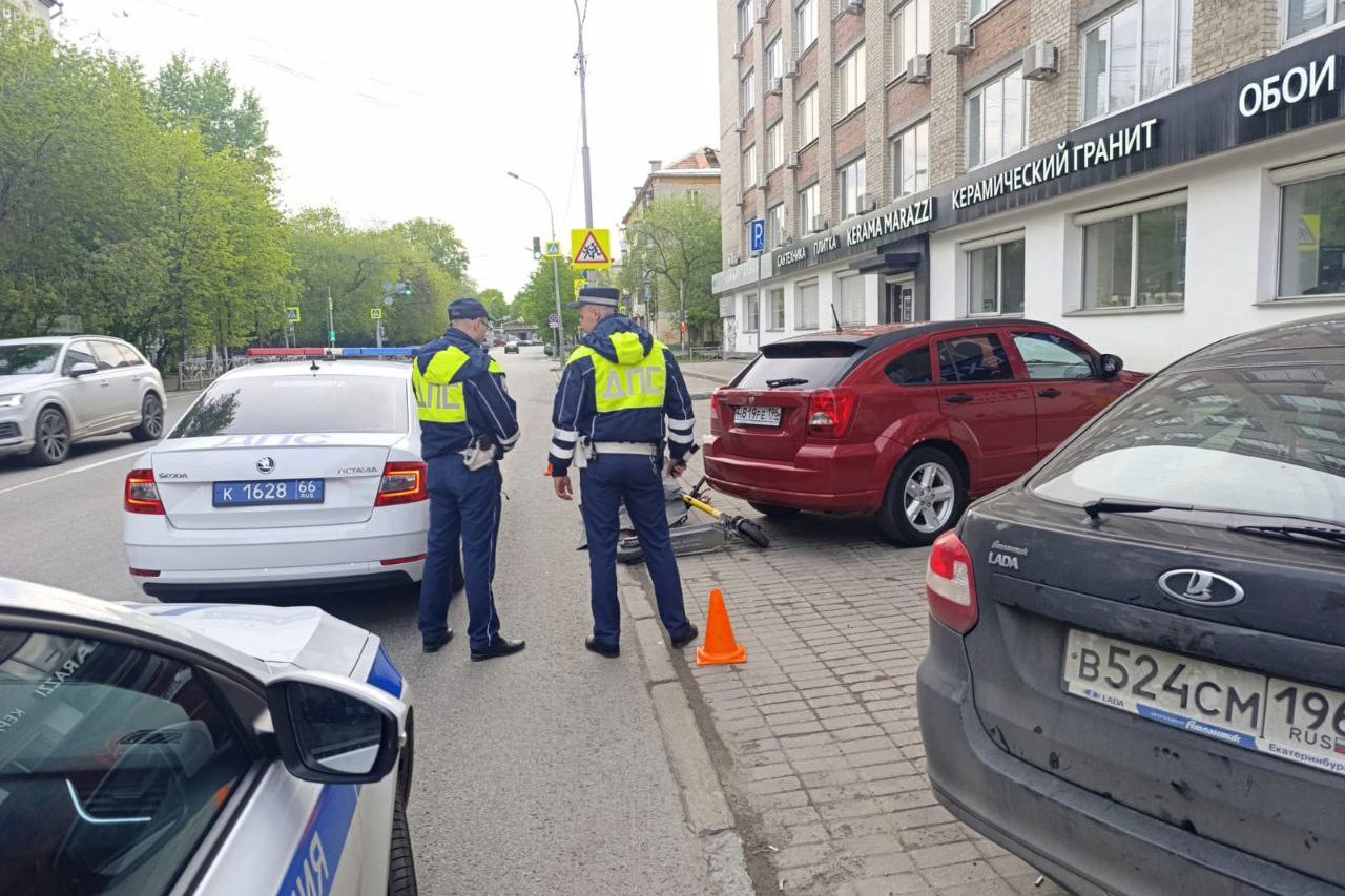 В Екатеринбурге у дома на Первомайской, 56 водитель электросамоката потерял управление за СИМ и влетел в стоящий на парковке Dodge Caliber. В результате аварии 36-летний житель поселка Патруши Сысертского района от полученных травм скончался на месте происшествия до прибытия медиков. ДТП произошло около 04:00. Электросамокат мужчина взял в аренду. Ведется проверка обстоятельств инцидента. : ГИБДД региона.