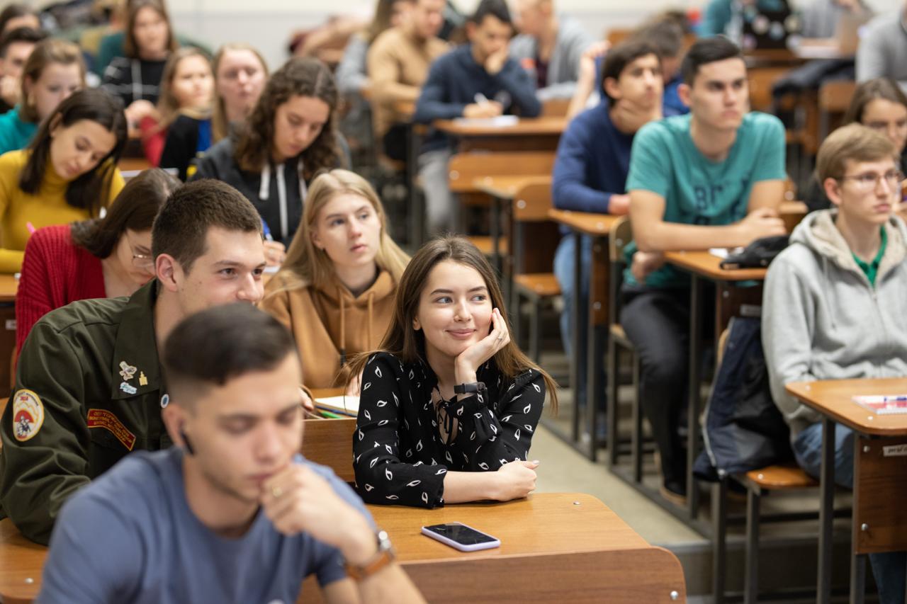 #цифрадня: более 1,7 млн ₽ — столько университет направил на поддержку студенческих семей уже за первый и второй кварталы этого года. Ожидается, что вузовские меры будут масштабированы на регион — единый стандарт семейной политики Свердловской области для всех вузов создадут на основе успешных примеров, в частности, нашего университета. Об этом сегодня заявила заместитель губернатора — министр здравоохранения Свердловской области Татьяна Савинова. Она добавила, что он будет синхронизирован с региональной комплексной программой поддержки материнства и детства. Так, у нас уже предусмотрены: ⏺ Меры прямой материальной поддержки: 10 000 ₽ при заключении брака, около 17 000 — при рождении ребёнка. ⏺ Детский сад — там воспитываются 89 детей сотрудников и студентов. Кроме того, это дополнительная форма адаптации детей иностранных аспирантов. ⏺ Психологическая поддержка: оказывается всем студентам, но на особом внимании те, что имеют детей. «Благодаря указу президента России о проведении в стране Года семьи в университете проведена ревизия всех мер поддержки семейных студентов и студентов с детьми, создана единая система помощи и поддержки», — рассказал проректор УрФУ по воспитательной работе Дмитрий Лоевский. Проректор отметил, что прорабатывается вопрос открытия комнаты матери и ребёнка в одном из учебных корпусов, возможно, будет задействован #новыйкампус.