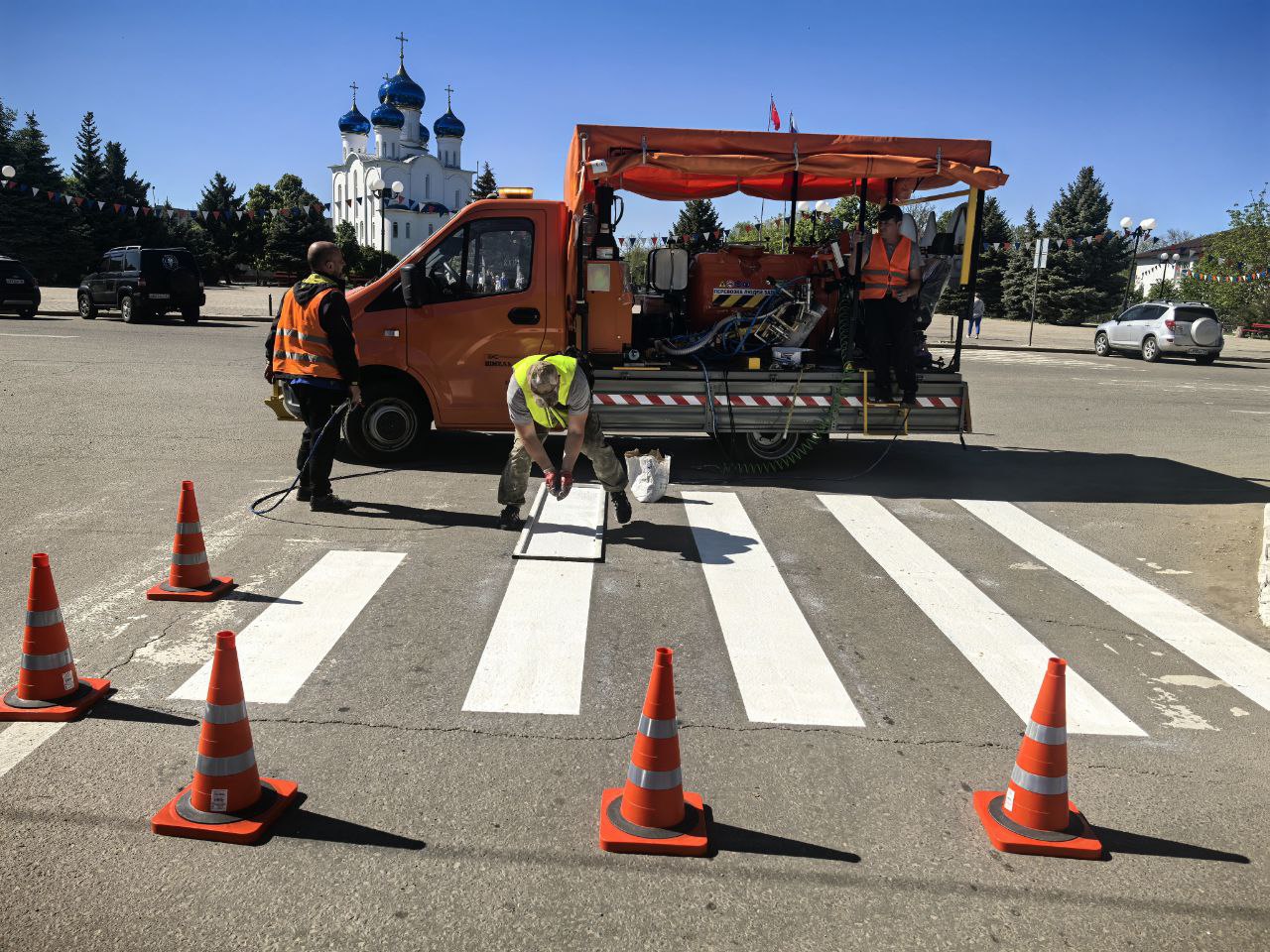 В рамках муниципального контракта сотрудники ООО «Дорожник» проводят работы по нанесению дорожной разметки на улицах Краснодона. Мероприятие направлено на повышение безопасности дорожного движения и комфорта передвижения как для водителей, так и для пешеходов. Прямо сейчас сотрудники наносят разметку пешеходного перехода на улице Комсомольская. Этот участок является особенно важным, так как именно здесь находится одна из городских школ. Дорожная разметка играет ключевую роль в организации транспортных потоков, она помогает участникам дорожного движения ориентироваться на дорогах, снижая вероятность аварийных ситуаций. Просим водителей быть особенно внимательными и уступать дорогу пешеходам, особенно в зоне образовательных учреждений. Сергей Козенко