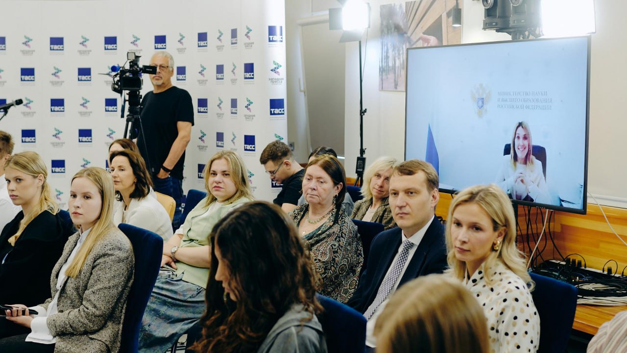 Профи нового времени: выбраны лучшие  На пресс-конференции в Калининграде подвели итоги VIII сезона олимпиады «Я — профессионал» президентской платформы «Россия — страна возможностей».   Первый заместитель Руководителя Администрации Президента РФ Сергей Кириенко отметил вклад проекта в развитие кадрового потенциала страны: «Свыше 30 тысяч иностранных граждан, обучающихся в российских вузах, из 147 государств от Южной Осетии, Абхазии, СНГ до стран Европы — Эстонии, Польши, Болгарии, а также Соединенных Штатов Америки, не просто присоединились к проекту, но и достигли в нем успехов».  В этом сезоне приняли участие более 185 тысяч студентов из 89 регионов России. За звание лучших они боролись по 71 направлению. В числе дипломантов — 3 838 человек. Из них — 1 263 победителя, 2 028 призеров, 162 золотых, 167 серебряных и 218 бронзовых медалей. В Херсонской области молодые люди получили три диплома «Я — профессионал», в Донецкой Народной Республике — два, в Луганской Народной Республике и Запорожской области дипломантами стали по одному человеку.    Теперь участникам олимпиады открыты новые возможности:  — Стажировки и вакансии на карьерном портале; — Магистратура, аспирантура и ординатура на льготных условиях; — Денежные премии до 300 000 рублей для медалистов.  #Молодежь