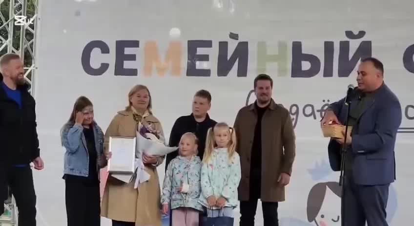 Депутат Чебыкин подарил многодетной семье помидор на фестивале в Приморском парке