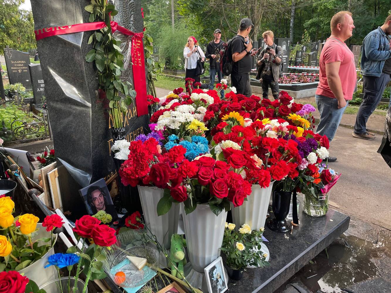 Петербуржцы с ирокезами после работы собрались у могилы Горшенёва — фанаты «Короля и Шута» несут свои ритуалы даже на Богословское кладбище. Видимо, отправить трудовой день в отставку лучше всего под аккомпанемент внутреннего панка.
