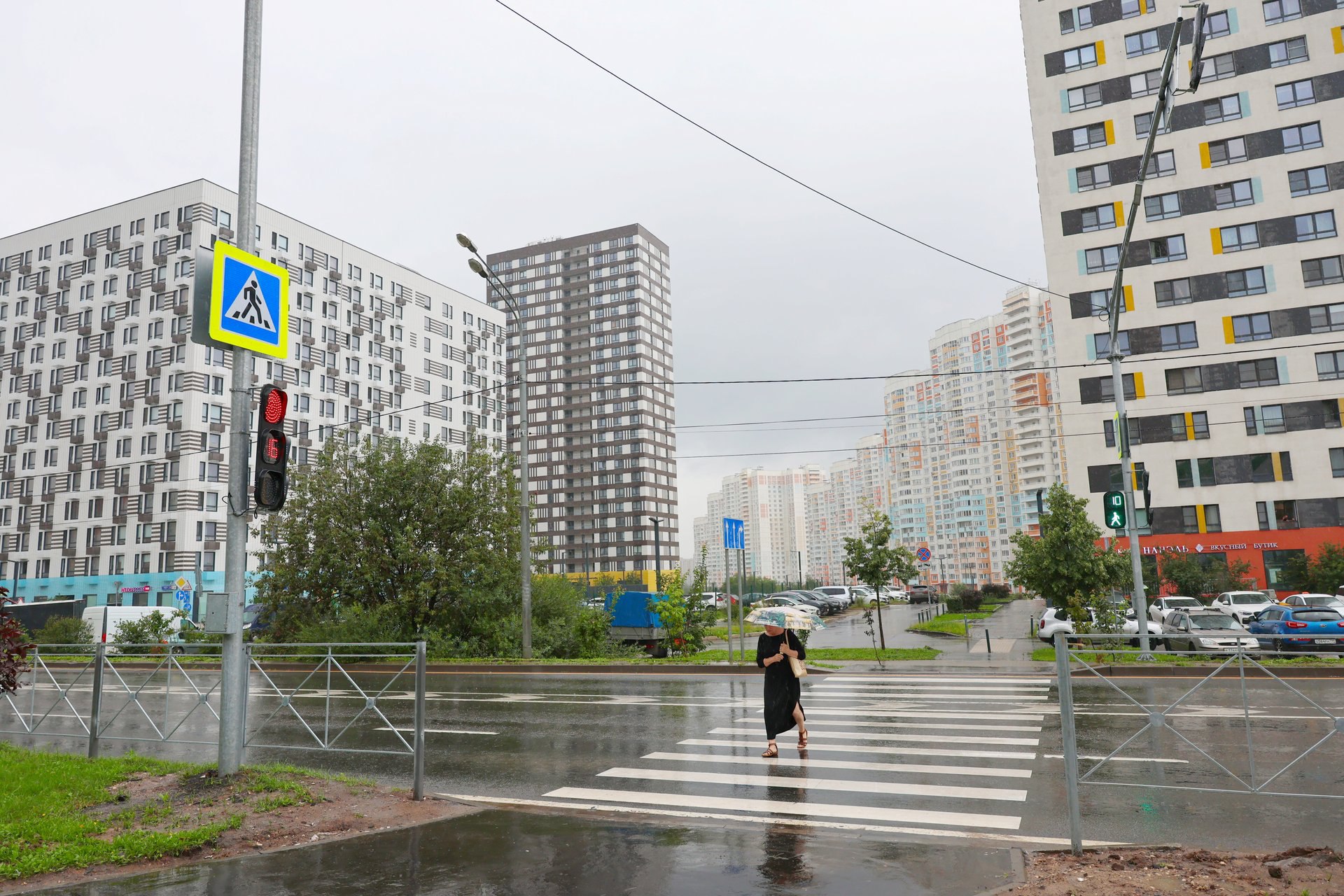 Пешеходный переход и новые светофоры появились возле ТЦ 4Daily в Мытищах  В районе торгового центра 4Daily установили два новых светофорных объекта, организовав пешеходный переход для обеспечения безопасности жителей городского округа Мытищи.  Специалисты Мосавтодора провели монтаж оборудования, а сотрудники Центра безопасности дорожного движения осуществили синхронизацию новых светофоров с уже существующим объектом на улице Мира, благодаря этому повысилась пропускная способность двух улиц и снизилось количество заторов.  В настоящее время специалисты продолжают мониторинг эффективности внесенных изменений в работу светофоров.    #мытищи_новости