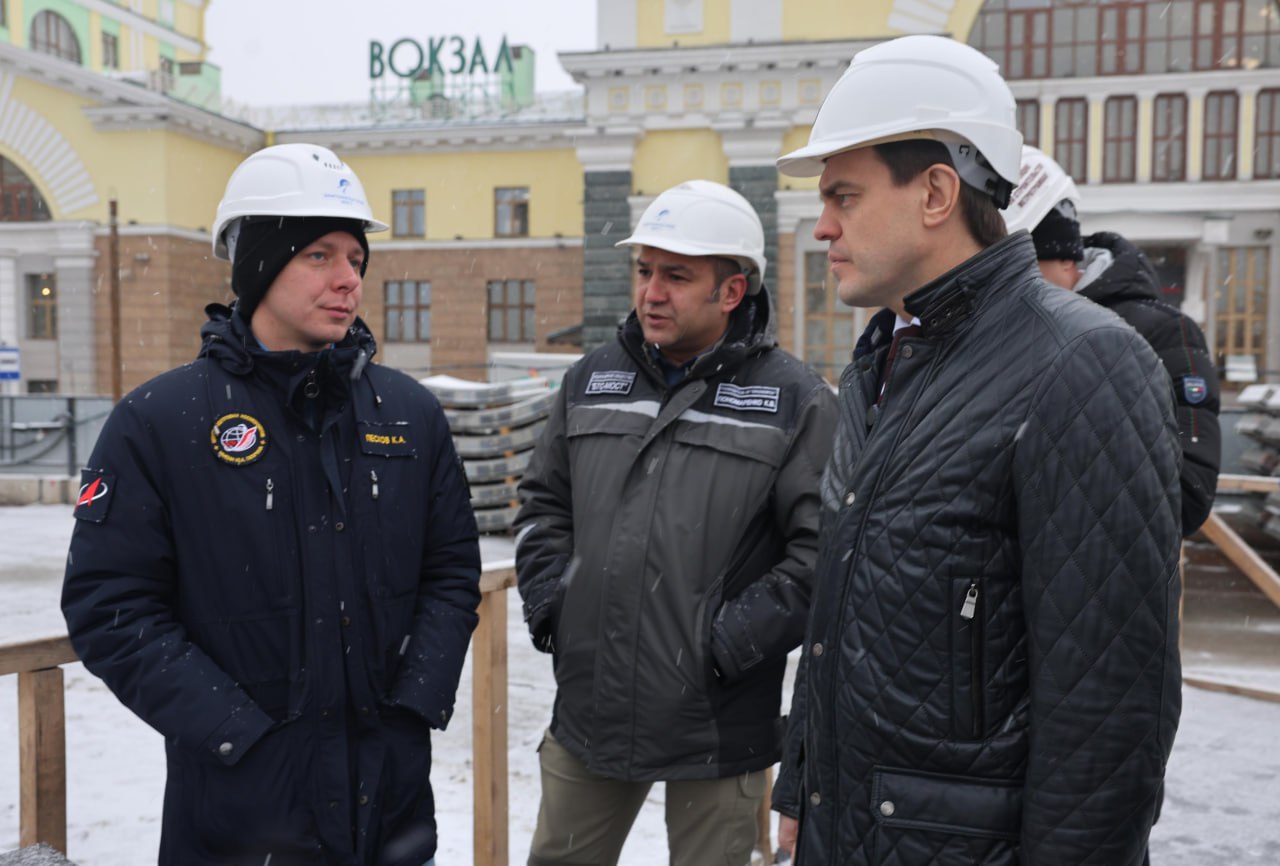 В Красноярск приехал член отряда космонавтов России наш земляк уроженец города Назарово Кирилл Песков Совместно с губернатором края Михаилом Котюковым первый космонавт Енисейской Сибири осмотрел объекты строительства линии красноярского метротрама На площади у железнодорожного вокзала Кирилл Песков посетил стройплощадку станции Вокзальная где уже собран щит Валентина названный в честь первой женщины космонавта Валентины Терешковой После запуска щит будет прокладывать тоннель длиной почти 1 7 километра от вокзала в сторону улицы Копылова Космонавт оставил надпись на памятной табличке которую разместят в кабинете пилота тоннелепроходческого комплекса Это событие продолжает традиции отрасли когда космонавты поддерживают масштабные инфраструктурные проекты страны Голосовать за канал Читайте нас онлайн чтобы быть в курсе всех событий Наше сообщество ВКонтакте Наш Telegram канал Наш сайт