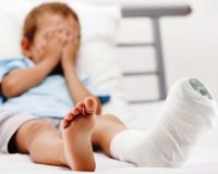 Управляющая компания выплатит компенсацию ребенку, пострадавшему из-за ямы на тротуаре В Петропавловске-Камчатском завершилось разбирательство по факту травмы 8-летнего школьника, который осенью прошлого года упал в яму на асфальте по дороге в школу. В результате инцидента мальчик получил ушиб колена, множественные ссадины на руках и лице, а также был вынужден пропустить 10 дней занятий и тренировок в спортивной секции. Прокурорская проверка выявила, что на участке тротуара имелись многочисленные повреждения покрытия, создававшие опасность для пешеходов. При этом управляющая организация не установила предупреждающие знаки и своевременно не устранила дефекты. По итогам разбирательства: Управляющая компания обязана устранить все нарушения; По иску прокуратуры стороны заключили мировое соглашение о выплате 50 000 рублей в качестве компенсации морального вреда пострадавшему ребенку. Надзорные органы напоминают управляющим организациям об ответственности за содержание городской инфраструктуры.