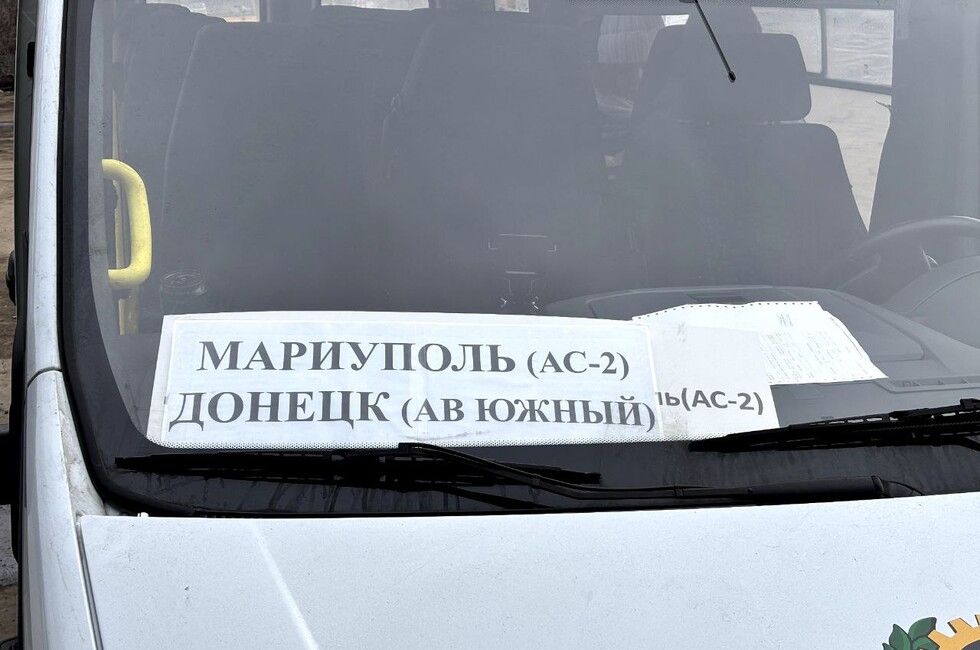 В Донецкой Народной Республике начался полноценный автобусный маршрут, соединяющий Донецк и Мариуполь. Это событие было анонсировано главой ДНР Денисом Пушилиным.  По словам Пушилина, новый маршрут обеспечит более комфортные и безопасные поездки для пассажиров. Посадка и высадка будут осуществляться на официальных остановках, а в стоимость билетов будет входить страхование на время путешествия. Также упрощено бронирование и покупка билетов в кассах местных автовокзалов.  На маршруте будут работать четыре автобуса ПАЗ, которые вмещают 30 пассажиров, и четыре «ГАЗели» на 19 мест. Это позволит организовать восемь полных рейсов в день между Донецком и Мариуполем. Глава Республики отметил, что все транспортные средства соответствуют современным стандартам обеспечения безопасности.