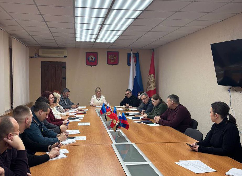 Проведено заседание комиссии по предупреждению и ликвидации чрезвычайных ситуаций и обеспечению пожарной безопасности 19 февраля в Администрации городского округа состоялось очередное заседание комиссии по профилактике и ликвидации чрезвычайных ситуаций и обеспечению пожарной безопасности муниципального образования городской округ город Алчевск Луганской Народной Республики под председательством Главы городского округа Светланы Гребеньковой Рассмотрен вопрос о прохождении отопительного периода на территории города Алчевска выслушаны доклады руководителей ресурсоснабжающих предприятий Члены комиссии обсудили и утвердили План работы комиссии по предупреждению и ликвидации чрезвычайных ситуаций и обеспечению пожарной безопасности муниципального образования городской округ город Алчевск Луганской Народной Республики на 2026 год Также были рассмотрены вопросы о мероприятиях по обеспечению безопасного пропуска паводковых вод и об обеспечении социально значимых объектов резервными источниками снабжения электроэнергией