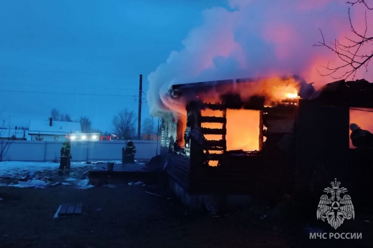 В деревне Фурмановского района огонь уничтожил частный дом     Предварительная причина – короткое замыкание розетки в помещении ванной комнаты.  ↗  Прислать новость   Подписаться