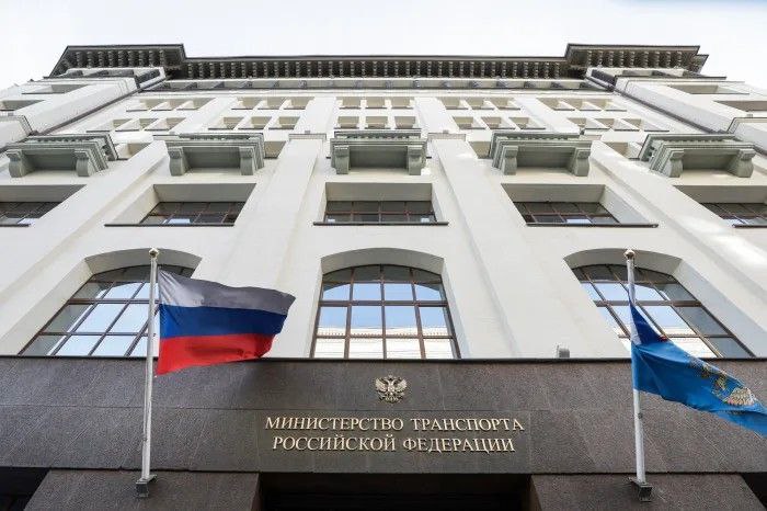 Министр транспорта РФ Андрей Никитин поручил аэропортам проверить готовность к ЧС Министр призвал руководство российских аэрогаваней провести ревизию запасов Серьёзную нагрузку в эти дни традиционно испытывает авиация Проведите ревизию запасов в аэропортах питьевая вода матрасы спальные мешки Впереди длинные праздники надо проверить комплектность и достаточность всего что может понадобиться в случае чрезвычайной ситуации сказал глава Минтранса на совещании по вопросам работы транспортного комплекса в период новогодних праздников Как отметил Никитин тысячи людей поедут за границу Возможны внештатные ситуации болезни отмена или задержка рейсов Руководству Росавиации необходимо совместно с консульствами обеспечить работу по оперативному вывозу сограждан и контролировать ситуацию в воздушных гаванях добавил министр Подписаться на PRO transport