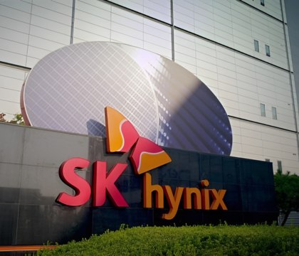 SK hynix инвестировала 13 млрд долларов в строительство передового завода для упаковки памяти Южнокорейская компания SK hynix являющаяся одним из трех главных производителей DRAM объявила о поанах по созданию передовых линий упаковки памяти в городе Чхонджу Фирма планирует построить современный завод по производству упаковочных материалов дабы уменьшить издержки и снизить свою зависимость от сторонних компаний занимающихся упаковкой DRAM