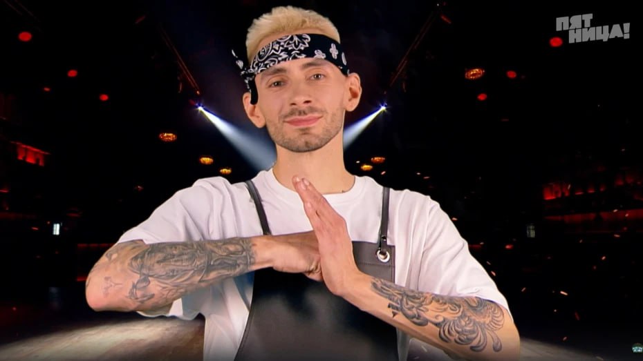 Воронежский шеф повар Александр Сывороткин победил в шоу Константина Ивлева Молодые ножи Главной темой выпуска были пироги из разных стран мира Участники пробовали блюда с закрытыми глазами после чего самостоятельно воспроизводили рецепт Александру Сывороткину достался турецкий мясной пирог бурек который закатывается в улитку Со своей задачей он справился заслужив похвалу Константина Ивлева Во втором этапе Александр Сывороткин должен был приготовить пирог из капусты кейл и лосося во фритюре в стиле новой русской кухни В итоге получился лососевый сугудай В финальном испытании поварам предстояло наугад выбрать десять продуктов упакованных в фольгу на огромном столе а затем приготовить из них блюдо Из того набора продуктов что вытянул воронежский повар получились равиоли с креветкой и рикоттой с азиатским соусом из манго Дегустировал блюдо Николай Валуев Он отметил что мясо получилось нежным и в меру сочным Константин Ивлев похвалил воронежца за идею а также отметил великолепное качество теста и начинки Изъяном оказался только соус из манго он был слишком сладким Однако это не помешало Александру Сывороткину завоевать первое место золотой нож и щедрые чаевые Мы всегда на связи в Мах