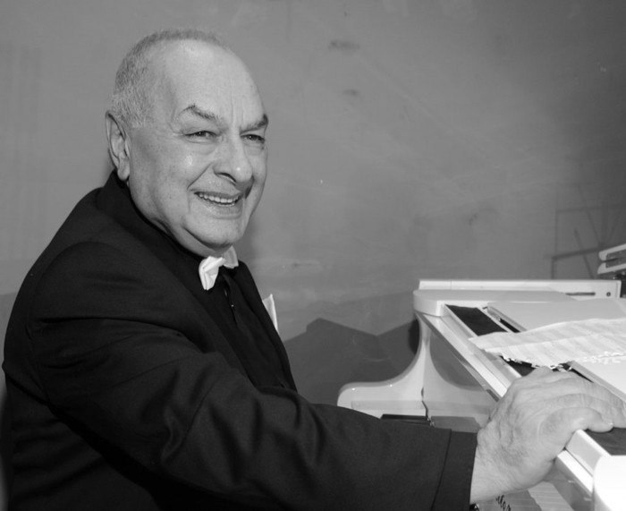 На 85 м году жизни не стало Левона Оганезова великого советского и российского музыканта композитора актера и телеведущего Виртуозный пианист чья улыбка и искрометный юмор были визитной карточкой Левон Оганезов умер в Нью Йорке рассказал Москва 24 общественный деятель работающий в Армянской епархии Родственники артиста подтвердили эту информацию Сейчас семья решает вопрос о месте захоронения Рассматривается два варианта погребение в США или перевоз тела в Москву где по имеющимся данным артист в свое время позаботился о месте на армянском участке кладбища Он был не просто аккомпаниатором а соавтором успеха многих звёзд Работал с Иосифом Кобзоном Владимиром Винокуром Ларисой Голубкиной и другими Был соведущим программ Клуб Белый попугай Суета вокруг рояля Жизнь прекрасна Как сообщила его дочь Левон Сергеевич скончался 13 декабря из за онкологического заболевания Для своих многочисленных поклонников он запомнится виртуозностью и искрометным юмором Для нас он навсегда останется любимым мужем папой дедушкой прадедом тестем и лучшим другом говорится в некрологе Светлая память Подписаться на Москва 24 Наши каналы Новости в MAX