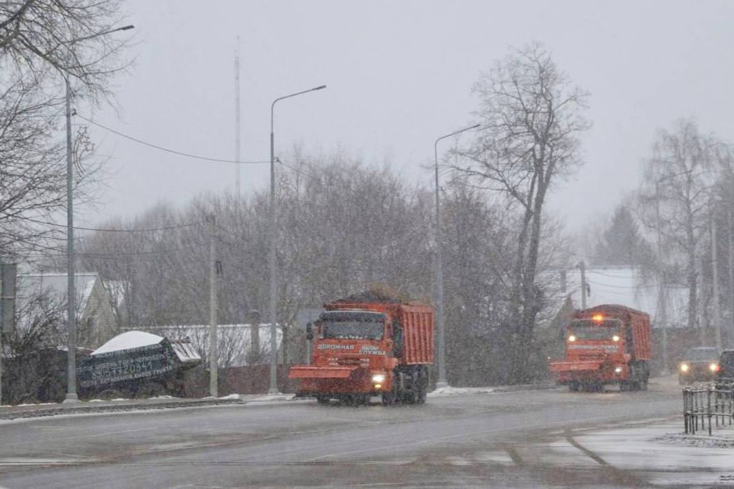 Не зря говорили, что переобуваться в летнюю резину рано.   Сегодня и в ближайшие дни в Подмосковье — минусовая температура, местами снег и гололедица.   Прямо сейчас убирают снег и проводят обработку против скользкости  ‍ около 1700 дорожников  более 600 единиц спецтехники   Министр транспорта Подмосковья Марат Сибатулин: "Ночью дорожные службы обработали противогололёдными материалами опасные участки дорог. Сейчас проводится уборка и сплошная обработка проезжей части в округах, где выпал снег".  Будьте аккуратны на дорогах, не спешите!   Минтранс Подмосковья