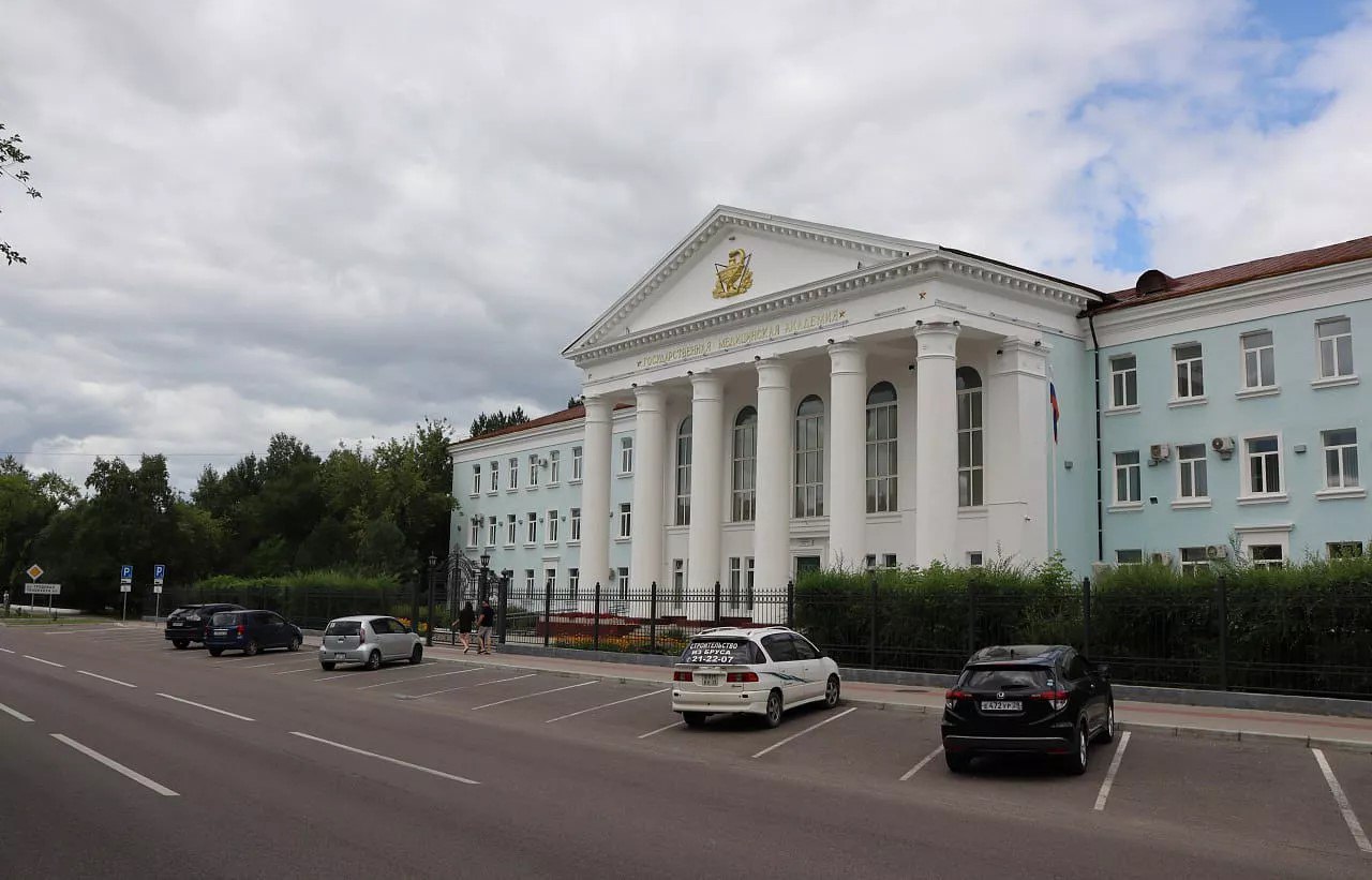  Около 20 абитуриентов из Китая могут поступить в Амурскую медакадемию Потенциальные студенты Амурской ГМА – жители разных провинций Китая; восемь из них уже зачислили в академию. К поступлению студентов готовили на базе регионального вуза: они изучали русский язык, химию и биологию. Кстати, в прошлом году первокурсниками стали только трое китайцев. Кроме того, ещё 11 китайских абитуриентов собираются сдавать вступительные экзамены в августе. Ранее они изучали русский язык на подготовительном факультете педуниверситета или в школах в Китае. Кроме того, в вуз по квоте правительства России зачислили двух абитуриентов из Зимбабве, а также по одному из Бенина и Сьерра-Леоне. #АОТВ Фото: