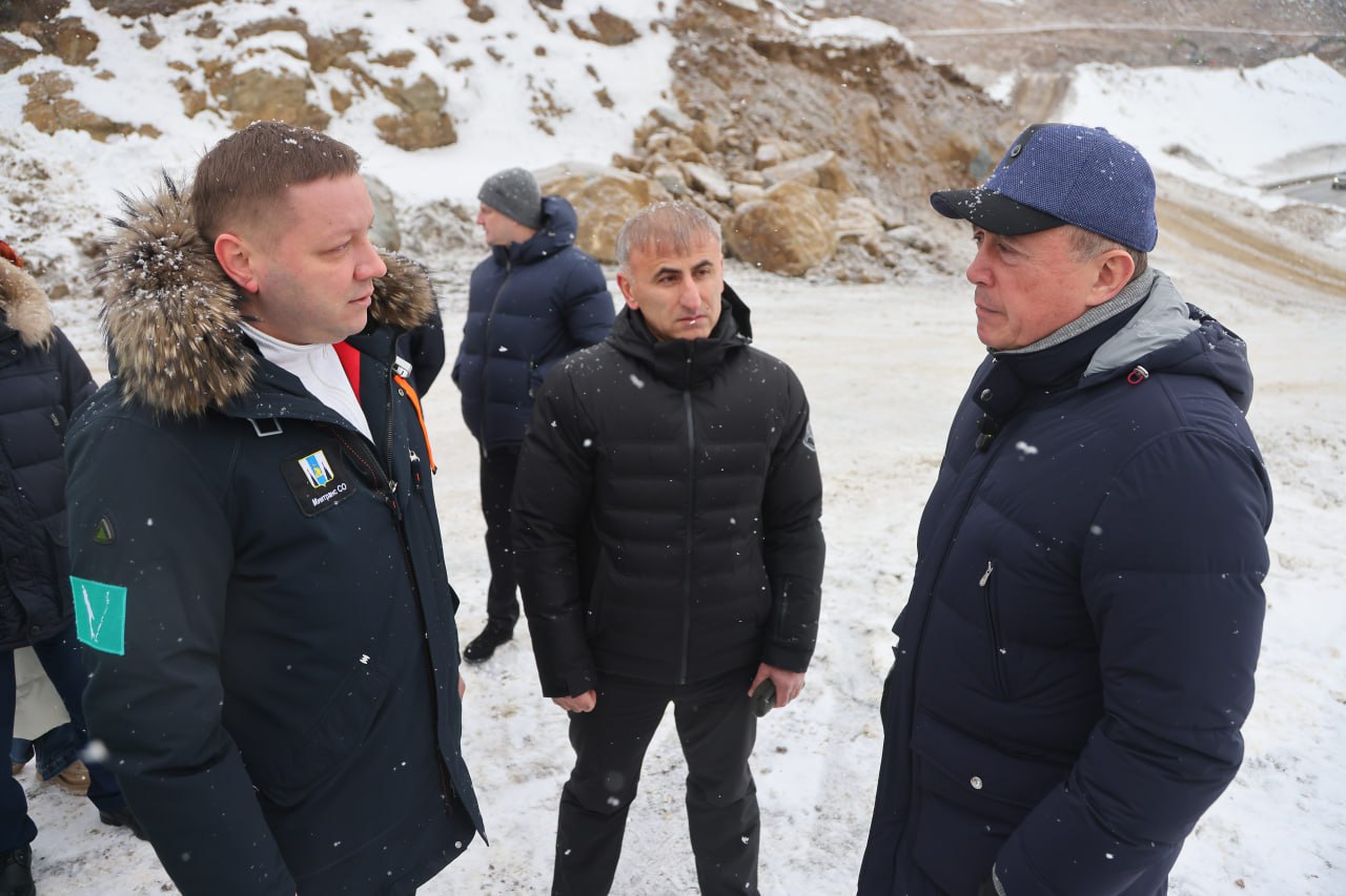 Капитальный ремонт дороги на Холмском перевале планируют завершить раньше срока Сегодня 20 января губернатор Валерий Лимаренко находится в рабочей командировке в Холмском районе Первым объектом во время инспекции главы региона и его команды стал Холмский перевал Здесь приступили к капитальному ремонту участка федеральной дороги Южно Сахалинск Холмск с 84 по 88 километр Работы на объекте стартовали в ноябре 2025 года Основная задача подрядчика предотвратить схождение грунтовых масс на дорогу Участок перевала один из самых сложных в регионе он подвержен оползневым процессам Это создает сезонные риски для всех кто пользуется трассой Дорога важна для жизнеобеспечения населенных пунктов Через перевал поставляют грузы с паромной переправы Ванино Холмск Важно обеспечить безопасность передвижения по магистрали как грузового так и легкового транспорта подчеркнул Валерий Лимаренко Сейчас на участке дороги ведутся земляные работы Подрядчик проводит противооползневые мероприятия по разбору сопки и перемещению грунтовых масс С их помощью создается подпорная стенка для удержания грунта и защиты автодороги На финальном этапе участок дороги на Холмском перевале обустроят дорожными знаками и барьерным ограждением