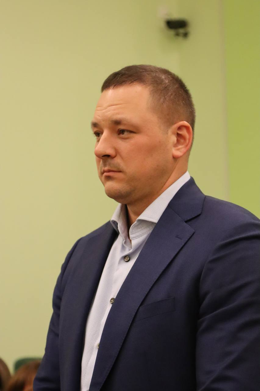 Вместе с главой администрации Колпинского района Петербурга Юлией Логвиненко задержан также глава муниципального образования города Колпино Дмитрий Кохно Об этом сообщили в СК. Чиновников подзревают в получении взятки. «В период с декабря 2024 года по июнь текущего года Логвиненко и Кохно через посредника получили взятку в сумме не менее 9,2 млн рублей от генерального директора компании, производящей работы по благоустройству на территории города Колпино, за общее покровительство коммерческой деятельности и дальнейшее содействие в заключении государственных контрактов на выполнение работ», – заявили в ГСУ СК России по г. Санкт-Петербургу.