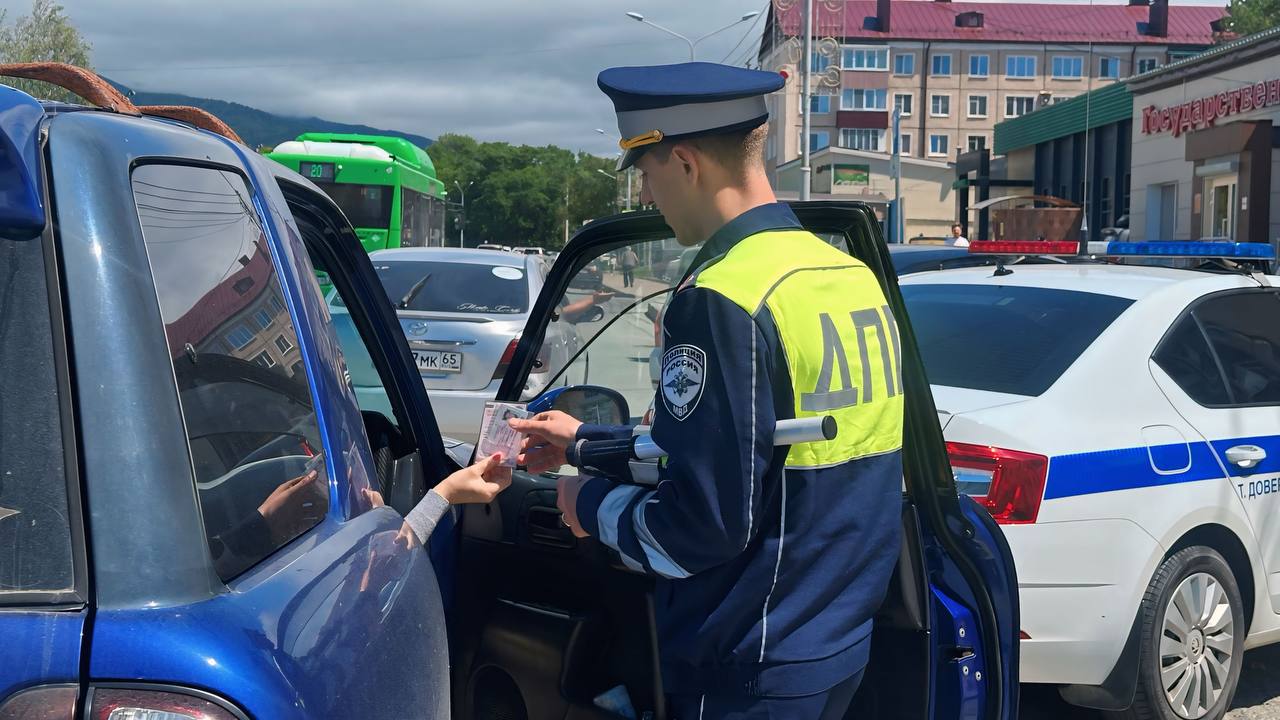 54 бесправника и 44 пьяных водителей поймали на сахалинских дорогах за выходные Островная Госавтоинспекция опубликовала сводку за прошедшие дни. Так, с 30 апреля по 4 мая на дорогах Сахалинской области зафиксировали 5 ДТП с пострадавшими и пресекли 683 нарушения ПДД: Задержали и отстранили от управления ТС 44 водителя, которые сели за руль в состоянии опьянения. Кроме этого, задержали 54 водителя, которые не имеют права управления ТС, либо лишены такого права по решению суда. Также привлекли к административной ответственности: 22 водителя - за выезд на полосу, предназначенную для встречного движения; 8 водителей - управляющих транспортными средствами незарегистрированными в установленном порядке; 33 водителя - нарушивших правила применения ремней безопасности; 62 водителя - управляющих транспортными средствами с «тонировкой» на стеклах; 32 водителя - нарушивших правила перевозки детей; 27 водителей - управляющих транспортными средствами при наличии технических неисправностей глушители ; 4 водителя - не предоставивших преимущество в движении пешеходам; 11 водителей - за нарушение требований, предписанных дорожными знаками и нарушение правил стоянки транспортных средств. Составлено 40 административных материалов на водителей, не уплативших административные штрафы по линии ГАИ в установленный срок. Задержаны и помещены на специализированную стоянку 44 автомобиля.