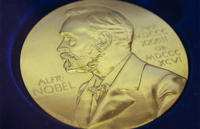 Лауреатами нобелевской премии по медицине и физиологии в 2025 году стали исследователи Мари Брунков Фред Рамсделл и Шимон Сакагучи Премия присуждена за открытия касающиеся периферической иммунной толерантности Лауреаты выявили охранников в иммунной системе регуляторные Т лимфоциты которые не позволяют клеткам иммунной системы атаковать их носителя говорится в в пресс релизе Фото Beata Zawrzel NurPhoto via Getty Images interfaxonline
