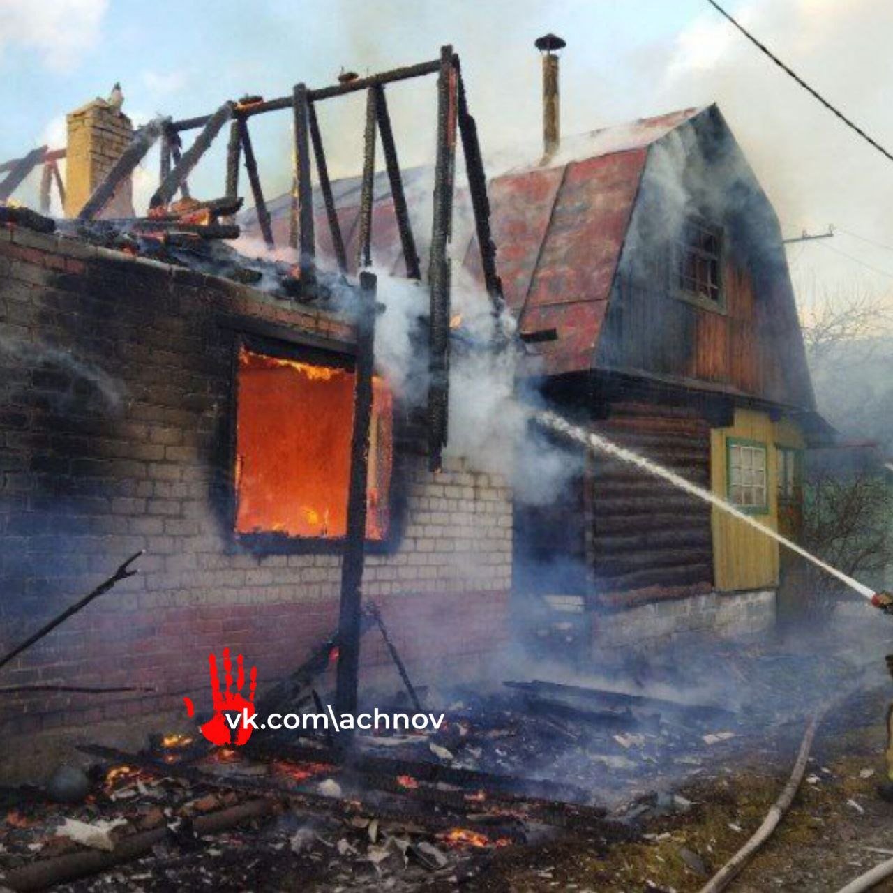 Включила в сеть несколько электроприборов одновременно и осталась без дома. Пожар  в СНТ под Миассом  Всё случилось накануне днём.  По данным областного ГУ МЧС, в СНТ «Динамо» загорелся садовый дом. Из-за плотной застройки пламя перекинулось на соседнюю дачу.  Огнеборцы прибыли вовремя и отстояли дом соседей. Пострадавших нет.  «Как сообщила хозяйка пострадавшего от пожара строения, она наводила порядок и включила несколько электроприборов в сеть. Причину пожара предстоит установить специалистам отделения дознания», — уточнили в ведомстве.