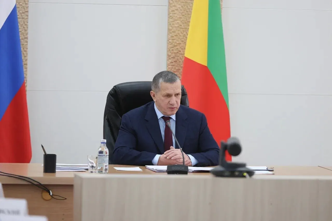 Юрий Трутнев У Забайкалья высокий инвестиционный потенциал Вице премьер правительства России полномочный представитель Президента в ДФО в краевом правительстве 27 апреля проводит совещание по вопросу реализации крупнейших инвестиционных проектов на территории Забайкалья Хочу сразу начать с того что у Забайкалья высокий инвестиционный потенциал Если говорить о месторождениях полезных ископаемых то в Забайкалье сосредоточено более ста видов стратегически важных полезных ископаемых урановых руд меди золота вольфрама серебра висмута и многого другого Балансовые запасы более 500 месторождений твердых полезных ископаемых составляют более 10 всех запасов страны отметил Юрий Трутнев Кроме того он добавил что соседство с Китаем и Монголией делает Забайкальский край привлекательным с точки зрения развития логистики а в приграничных районах ведется создание транспортно логистических центров Отдельно Юрий Трутнев уточнил что общая проблема для всего Дальнего Востока недостаток энеромощностей Для решения этой проблемы ведется разработка программы развития энергетики ДФО до 2030 года Для решения вопроса обеспечения электроэнергией в Забайкальском крае к 2029 году планируется введение нового объекта генерации на Харанорской ГРЭС и строительство Забайкальской ТЭС к 2031 году уточнил Юрий Трутнев отметив что на совещании рассмотрят и другие крупные инвестиционные проекты   Подписывайтесь TG VK MAX