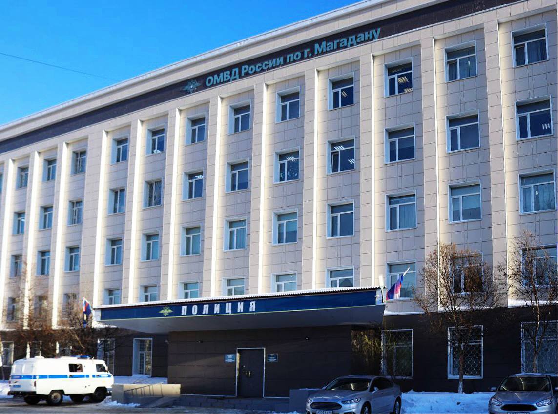 Магаданские полицейские установили юношу, который похитил имущество из игрового автомата в торговом центре Инспекторы ПДН Отдела МВД России по г. Магадану установили несовершеннолетнего местного жителя, подозреваемого в краже имущества в торгово-развлекательном центре. В апреле юноша похитил из игрового автомата деньги, а также товары, среди которых несколько пар беспроводных наушников и зарядки. Общий ущерб составил свыше 50 тысяч рублей. Следователем возбуждено уголовное дело по признакам преступления, предусмотренного п. «б, в» ч. 2 ст. 158 УК РФ кража, совершенная с незаконным проникновением в помещение либо иное хранилище, с причинением значительного ущерба гражданину . Максимальная санкция – лишение свободы на срок до пяти лет. Часть похищенного изъята. Участковые уполномоченные городского отдела полиции совместно с сотрудниками патрульно-постовой службы установили ранее неоднократно судимого 31-летнего гражданина, который причинил телесные повреждения 41-летнему мужчине. Конфликт между ними произошел в квартире дома на улице Попова. Дознавателем возбуждено уголовное дело по признакам преступления, предусмотренного ч. 1 ст. 112 УК РФ умышленное причинение средней тяжести вреда здоровью . Максимальное наказание – лишение свободы на срок до трех лет. Всего в период с 1 по 4 мая: ⏺зарегистрировано 506 сообщений о происшествиях и преступлениях; ⏺в дежурные части за различные правонарушения доставлены 45 человек.