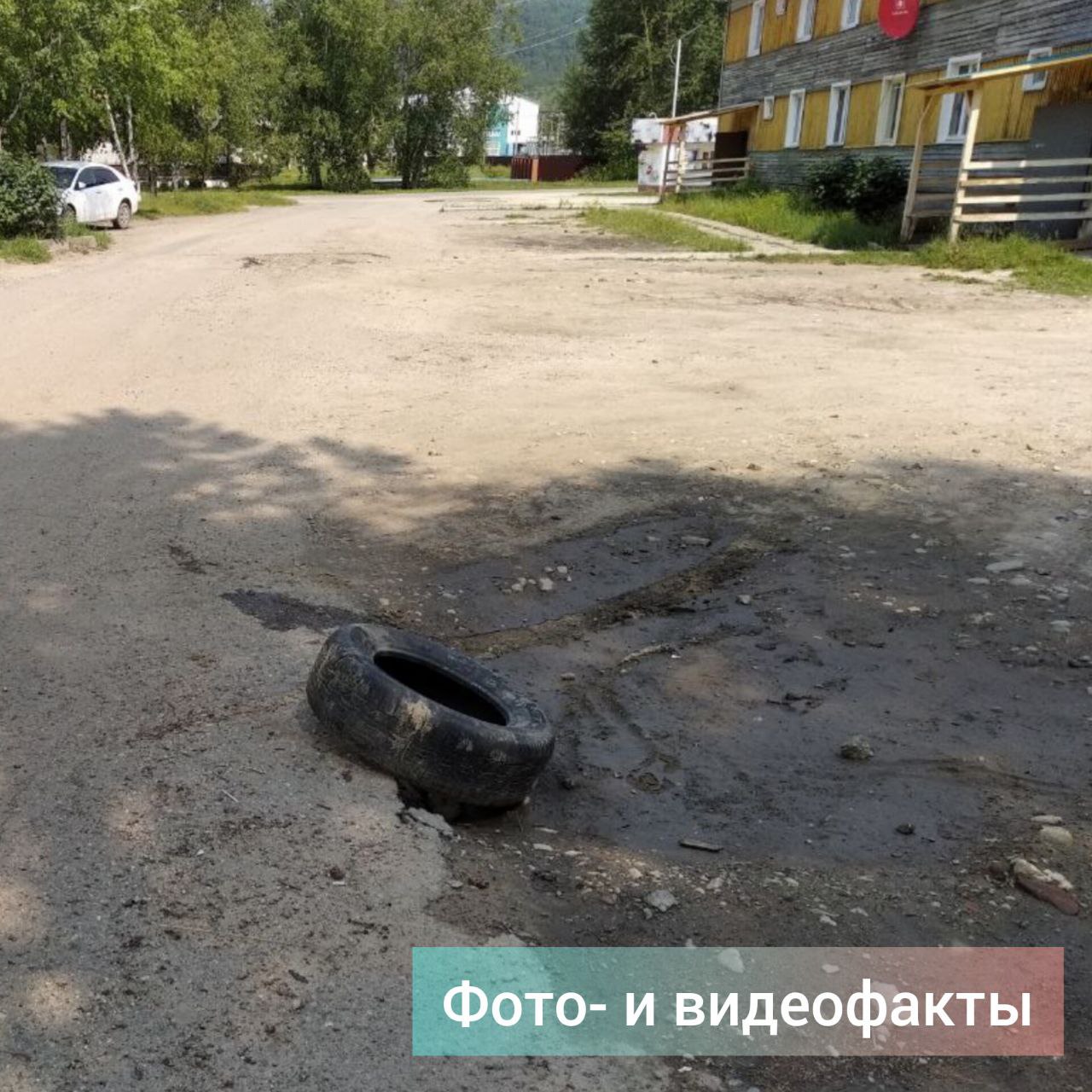 Пока снег "утрамбовывал" ямы, дороги в городе были сносными. Весной проблема обнажилась. Горожане жалуются на выбоины в грунтовых дорогах и дыры в асфальте. "В прошлом году между домами №№ 1а и 3 по ул. Строительной меняли трубы холодной воды, – поделился фотофактом с "Зейским вестником" Евгений Устилимов. – После работ в конце лета в двух местах на обочине и на дороге стал проседать грунт и разрушаться асфальт. Спустя год ничего не исправлено, на дороге асфальт уже разрушился и просел настолько, что по одной полосе ехать невозможно. Это в конце концов за собой исправят? Или нужно делать официальное обращение в администрацию города, прокуратуру, или исковое заявление в суд готовить?" А на видео Николая Киселёва – перекрёсток Пушкина – Лесная. Во время дождей люди не могут перейти дорогу – перекрёсток превращается в море. Приходится идти в обход до середины ул. Лесной, чтобы не утонуть. Иван Погребицкий рассказывает о проблеме на ул. П. Осипенко между пер. Серова и Белоусова . По весне в ямы на асфальте высыпаются КамАЗы песка и разравниваются грейдером, что приводит к уничтожению остатков асфальта. Как будто специально пытаются превратить дорогу в гравийную. Фото жителей города для сравнения прошлых лет и "свежие". #зейский_вестник