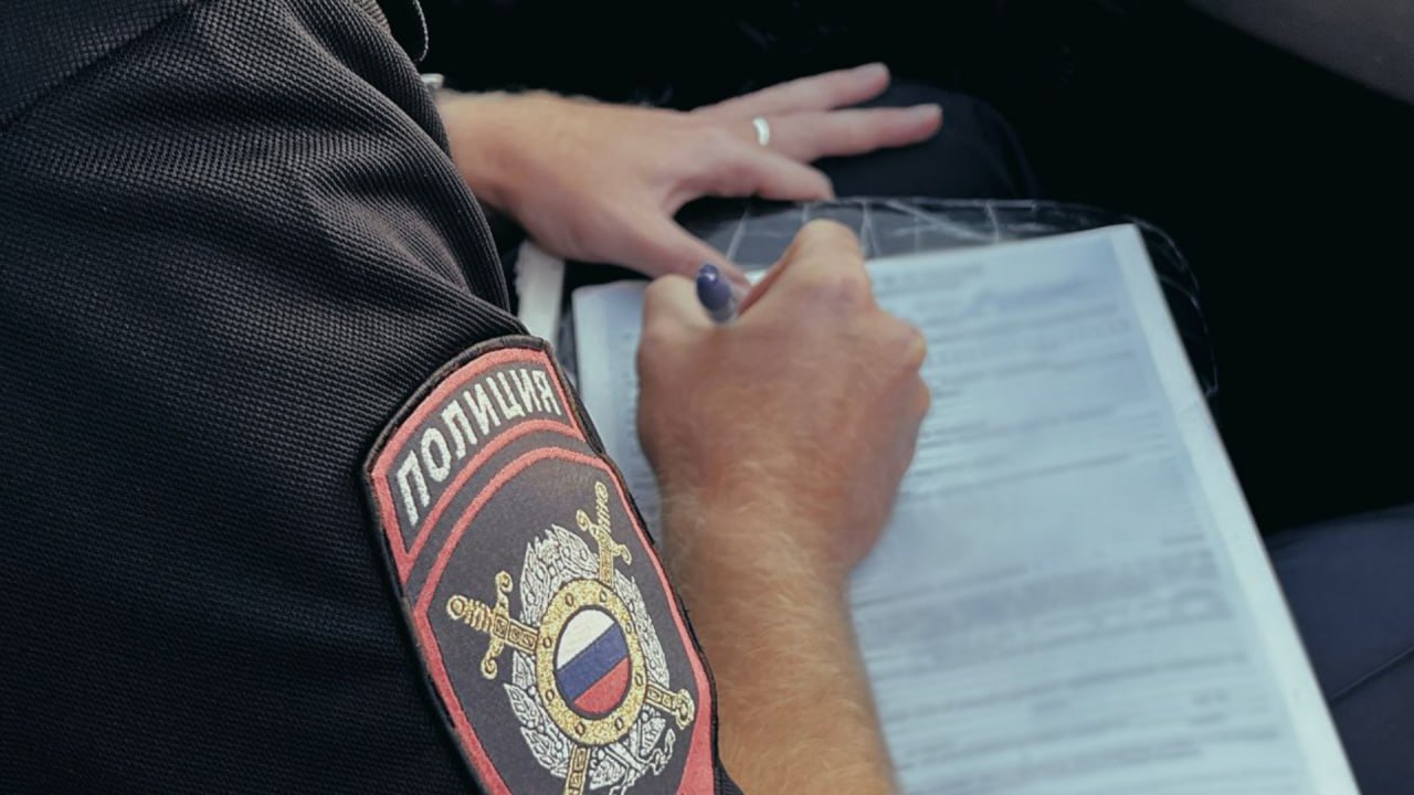 Сотрудники полиции проверят обстоятельства алкогольного отравления 15 летней девочки которую доставили в больницу из детского лагеря Об этом сообщили в региональном управлении МВД В дежурную часть Светлогорский поступило сообщение из больницы о том что к ним была доставлена несовершеннолетняя с признаками алкогольного отравления Устанавливается где девочка могла приобрести алкоголь Поскольку она несовершеннолетняя к ответственности привлекут ее родителей В отношении них составлен административный протокол по ст 20 22 КоАП РФ