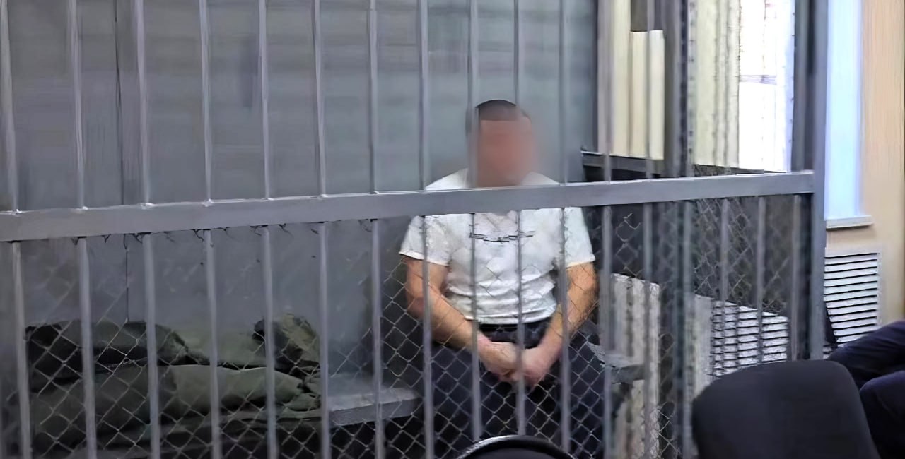 Организатор смертельного тура на Байкале отправлен в СИЗО на два месяца Суд на Ольхоне арестовал местного жителя организовавшего незаконную экскурсию по льду Байкала Из за грубого нарушения правил безопасности погибли восемь человек Трагедия произошла 20 февраля 2026 года Обвиняемый проигнорировав официальный запрет на выезд на лед организовал тур для компании из восьми человек граждан Китая Группа передвигалась на автомобиле УАЗ местными маршрутами В районе мыса Саган Хушун тяжелая машина провалилась под лед и затонула В ледяной воде погибли семеро туристов и водитель Спастись удалось только одному пассажиру он сумел выбраться наружу Следственный комитет завел уголовное дело за оказание услуг не отвечающих требованиям безопасности Суд поддержал следствие и отправил мужчину под стражу до 20 апреля   Иркутск политический в МАХ