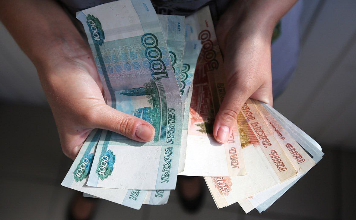 С 1 июля россиянам станут доступны социальные вклады Социальные счета и вклады предназначены для граждан с доходом ниже прожиточного минимума, которые уже получают меры соцподдержки. На остаток на счете каждый месяц будут начисляться проценты по самой высокой ставке, которая действует в банке для вкладов физлиц сроком от месяца до года включительно. Одно физическое лицо может открыть один социальный счет и один социальный вклад, при этом они могут быть в разных банках. Вклад не может превышать 50 тыс. рублей Срок пользования — 1 год, но возможно продлить еще на год, если человек по-прежнему получает соцподдержку от государства. Сами договоры в электронной форме можно будет оформить только на "Госуслугах" и подписать только электронной подписью.