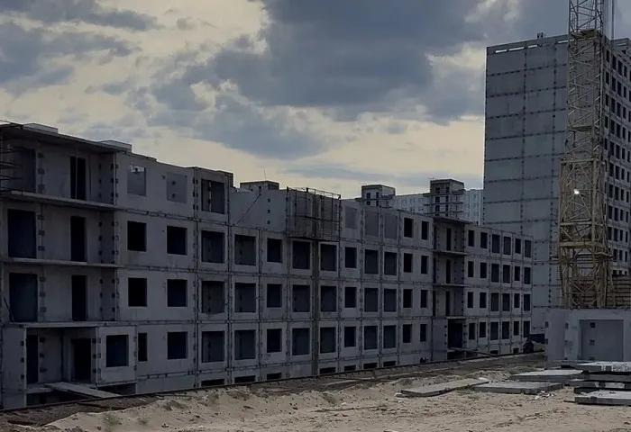 В Улан Удэ сменится застройщик жилого комплекса Мегаполис В Бурятии принято решение о смене застройщика жилого комплекса Мегаполис Это решение стало необходимым в связи с приостановкой финансирования строительства и невыполнением обязательств предыдущим застройщиком ООО СЗ МосКомСтрой дочерним предприятием компании БурГражданСтрой Жилой комплекс Мегаполис включает 13 многоквартирных домов 25 блок секций Первоначальные сроки ввода объектов были установлены с декабря 2025 года по апрель 2032 года Для финансирования строительства застройщиком был заключен договор проектного финансирования с АО Банк ДОМ РФ на сумму 11 млрд рублей Финансирование осуществлялось частично в виде аванса Впоследствии оно было приостановлено в связи с невыполнением застройщиком обязательств по договору В октябре 2025 года застройщик уведомил дольщиков о переносе сроков сдачи объектов на декабрь 2027 года что вызвало обеспокоенность участников долевого строительства В связи с этим правительство Бурятии организовало системную работу по стабилизации ситуации Проведены совещания с участием дольщиков банковских структур и профильных ведомств Объект находится на личном контроле главы Бурятии