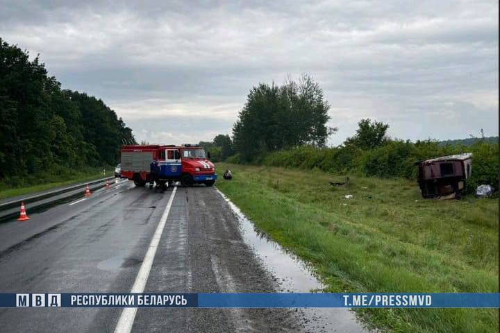 ДТП на Брестчине с участием маршрутного такси – 7 пассажиров доставлены в учреждение здравоохранения Сегодня около 15:10 в Ивановском районе на 465 км автодороги М-10 47-летний водитель двигался по маршруту "Иваново-Гродно". По предварительной информации: при выполнении обгона мужчина не справился с управлением и съехал в левый по ходу движения кювет, где маршрутка опрокинулась.