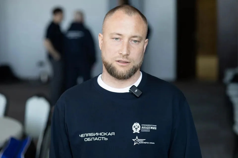 Ветеран СВО Андрей Мурзин стал заместителем министра экономики Челябинской области Ветеран специальной военной операции боец спецназа Ахмат Андрей Мурзин назначен первым заместителем министра экономического развития Челябинской области Глава региона Алексей Текслер подписал постановление 6 мая Примечательно что кресло министра в том же ведомстве когда то занимала мать бойца Елена Мурзина руководила региональным Минэкономразвития на протяжении семи лет с 2008 по 2015 год Андрей Мурзин один из участников губернаторской программы Герои Южного Урала которая готовит из ветеранов СВО управленческие кадры Ветеран СВО выбрал экономику сразу на старте обучения Его наставником стал заместитель губернатора Иван Куцевляк В своей выпускной работе Андрей Мурзин предложил создать механизм который поможет собрать данные обо всех предприятиях области и наладить прямые связи между производителями и заказчиками Сам он называет кадровую программу мощным трамплином для возвращения в мирную жизнь   Подписаться на chelkp Мы в MAX