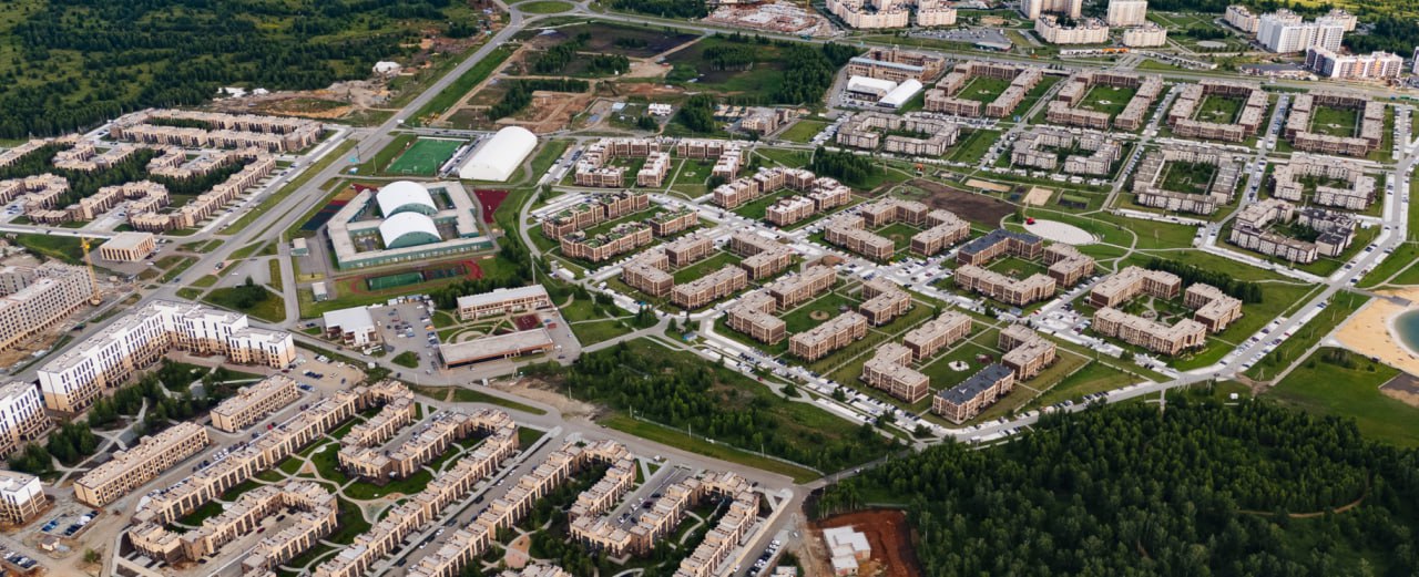 АПРИ рынок оживает продажи растут двузначными темпами Застройщик АПРИ показал сильный операционный результат за октябрь и 10 месяцев 2025 года 8 13 тыс кв м продано в октябре 20 г г и 1 м м лучший результат за год Денежные продажи 1 2 млрд руб рост 25 г г благодаря большему числу сделок и увеличению цены Средняя цена метра 165 288 руб рост 9 г г за 10 мес 10 г г 145 9 тыс руб За июль октябрь реализовано 36 5 тыс кв м 32 7 г г на сумму 5 4 млрд руб 50 г г Средняя цена по отдельным объектам достигает 215 264 тыс руб за кв м ЖК Грани Масштабное восстановление падение рынка 2024 года компенсируется ростом в июль октябрь 2025 темпы от 32 до 50 Ипотека остается ключевым инструментом на ряде проектов доля кредитных сделок достигает 96 Объем текущего строительства 347 7 тыс кв м что близко к уровню прошлого года 364 8 тыс кв м обеспечивая запас предложения и потенциал будущих продаж Продажи растут быстрее рынка поддержаны спросом на проекты высокой готовности и ростом цен   Мнение NZT Опережают рынок благодаря фокусу на готовых объектах и активной стратегии в регионах Рост в рублях опережает рост в метрах что говорит о повышении маржинальности Компания входит в фазу устойчивого спроса а портфель строительства обеспечивает потенциал для сохранения высоких темпов в 2026 году APRI АПРИ nztrusfond official NZTRusfond   Купить подписку на премиум аналитику