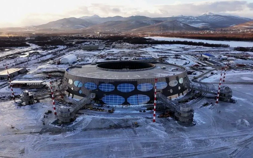 С 1 марта можно будет вернуть стоимость авиабилета через 30 минут задержки рейса С 1 марта 2026 года вступает в силу новая редакция Федеральных авиационных правил ФАП утвержденная Приказом Минтранса России от 15 октября 2025 года 341 которая фиксирует минимальный порог задержки рейса более 30 минут от времени указанного в билете дающий пассажиру право на вынужденный отказ от перевозки и полный возврат денег Анонсированная Минтрансом мера направлена на повышение защиты прав авиапассажиров в удаленных и труднодоступных регионах Дальний Восток Камчатка Магадан Чукотка где авиасообщение является основным А задержки рейсов происходят регулярно Пять лет систематические задержки рейсов по погодным условиям и техническим причинам оставалась одной из наиболее неприятных проблем для жителей Камчатки аэропорт Елизово Перевозчики могли задерживать рейсы на короткий срок без обязанности полного возврата средств С 1 марта 2026 года юридическая ответственность авиаперевозчиков усилится появится четкий и понятный механизм для быстрого возврата полной стоимости билета уже через полчаса после заявленного времени вылета Для авиакомпаний нововведение может повлечь рост операционных расходов увеличение возвратов и расходов на перебронирование и стимулировать их к более жесткому соблюдению расписания Камчатка