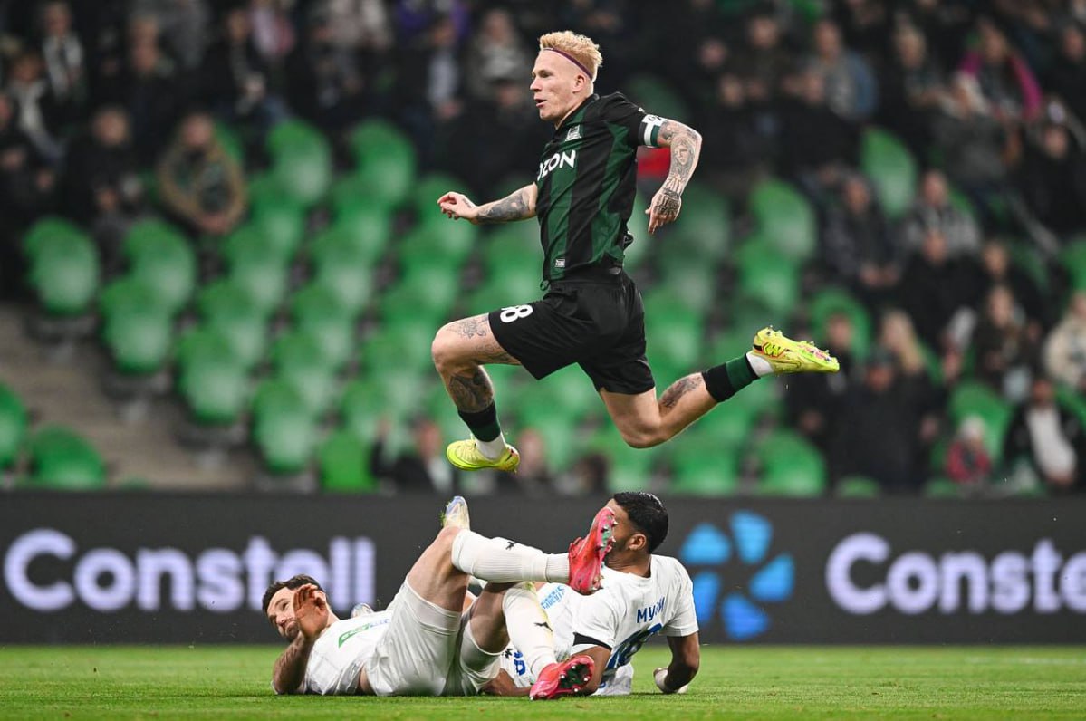 Краснодар вышел в полуфинал Кубка России Чемпион РПЛ Краснодар уверенно вышел в полуфинал Кубка России обыграв Оренбург В первом матче 5 ноября кубанская команда победила в Оренбурге со счетом 3 1 В ответной игре которая прошла в среду в Краснодаре команда Мурада Мусаева забила гостям четыре безответных мяча Счет на 4 й минуте открыл Никита Кривцов который отпраздновал гол в маске Человека паука Также по голу на счету Джона Кордобы 57 Батчи 71 и Жубала 85 Кордоба догнал по голам за клуб Федора Смолова по 68 Еще один гол Кордобы в концовке отменила VAR Краснодар Подписаться на РБК Спорт