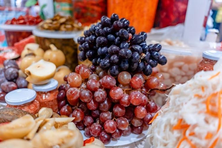 Заморозки и град могут помешать виноградарям Кубани собрать хороший урожай ягоды При этом средний показатель по стране будет соответствовать многолетним значениям. Весенние заморозки могут пагубно отразиться на объемах урожая винограда, сообщает РБК-Кубань. Член Общественного совета Минсельхоза Леонид Попович сообщил, что период сбора винной ягоды в России приходится на август-октябрь. Он также добавил, что, несмотря на заморозки, виноградники пострадали не критично, и итоговый объем урожая будет во многом зависеть от погодных условий в период созревания. По данным Минсельхоза РФ, в 2024 году в стране был собран рекордный урожай винограда – 908 тыс. тонн. Наименьший показатель за последние пять лет был зафиксирован в 2020 году, тогда собрали до 550 тыс. тонн винограда. В 2021 году было собрано 751 тыс. тонн, в 2022 году – 890 тыс. тонн, а в 2023 году – 882 тыс. тонн. Отправить новость Подписаться