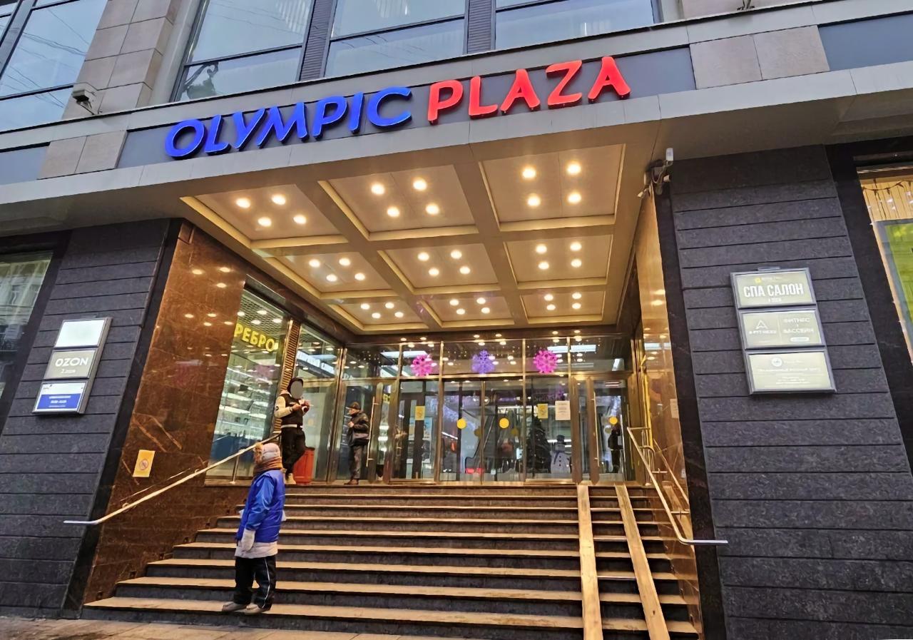 Визовый центр Японии появится и в Санкт Петербурге Он откроется одновременно с московским ВЦ 12 февраля Запись появится ближе к указанной дате Принимать документы и выдавать паспорта с визами будут по адресу Стремянная улица 21 5 Бизнес центр Олимпик Плаза 3 й этаж На самом деле это не совсем бизнес центр а скорее торгово офисный На углу Стремянной и Марата Там располагается объединённый ВЦ VFS Global который уже обслуживает соискателей виз нескольких стран Японская виза для граждан России остаётся бесплатной но как указано в анонсе генконсульства за услуги по обработке заявлений придётся заплатить 970 рублей Любопытно что в уже функционирующих под управлением того же оператора Japan Visa Application Centre в Иркутске и Хабаровске сервисный сбор составляет 2 500 рублей При этом работают они всего три дня в неделю и только до обеда tripfarearea RU Подпишись