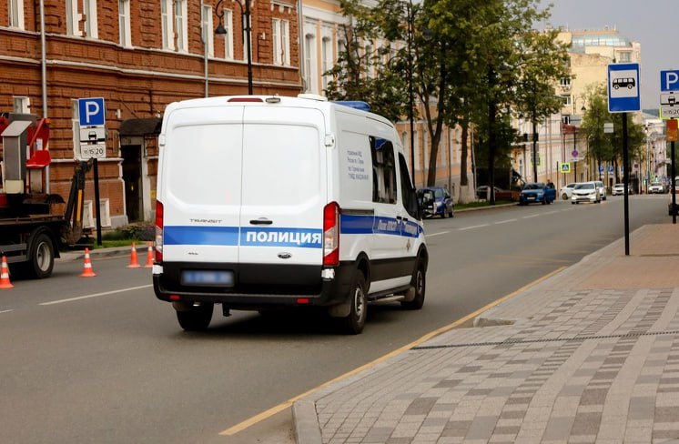 В Петербурге и Ленобласти задержали организаторов незаконной миграции 22 августа полиция пресекла схему фиктивной регистрации мигрантов в Санкт Петербурге и Ленинградской области Задержаны 55 летний мужчина из страны ближнего зарубежья и 45 летняя сотрудница миграционной службы С 2022 года они легализовали около 1 5 тыс мигрантов регистрируя их по адресам где те не проживали Стоимость услуги 15 30 тыс рублей Возбуждено уголовное дело по ч 3 ст 322 1 УК РФ В ходе обысков включая хостел на ул Подвойского изъяты документы подтверждающие преступную деятельность Подпишись на СЗФОшную