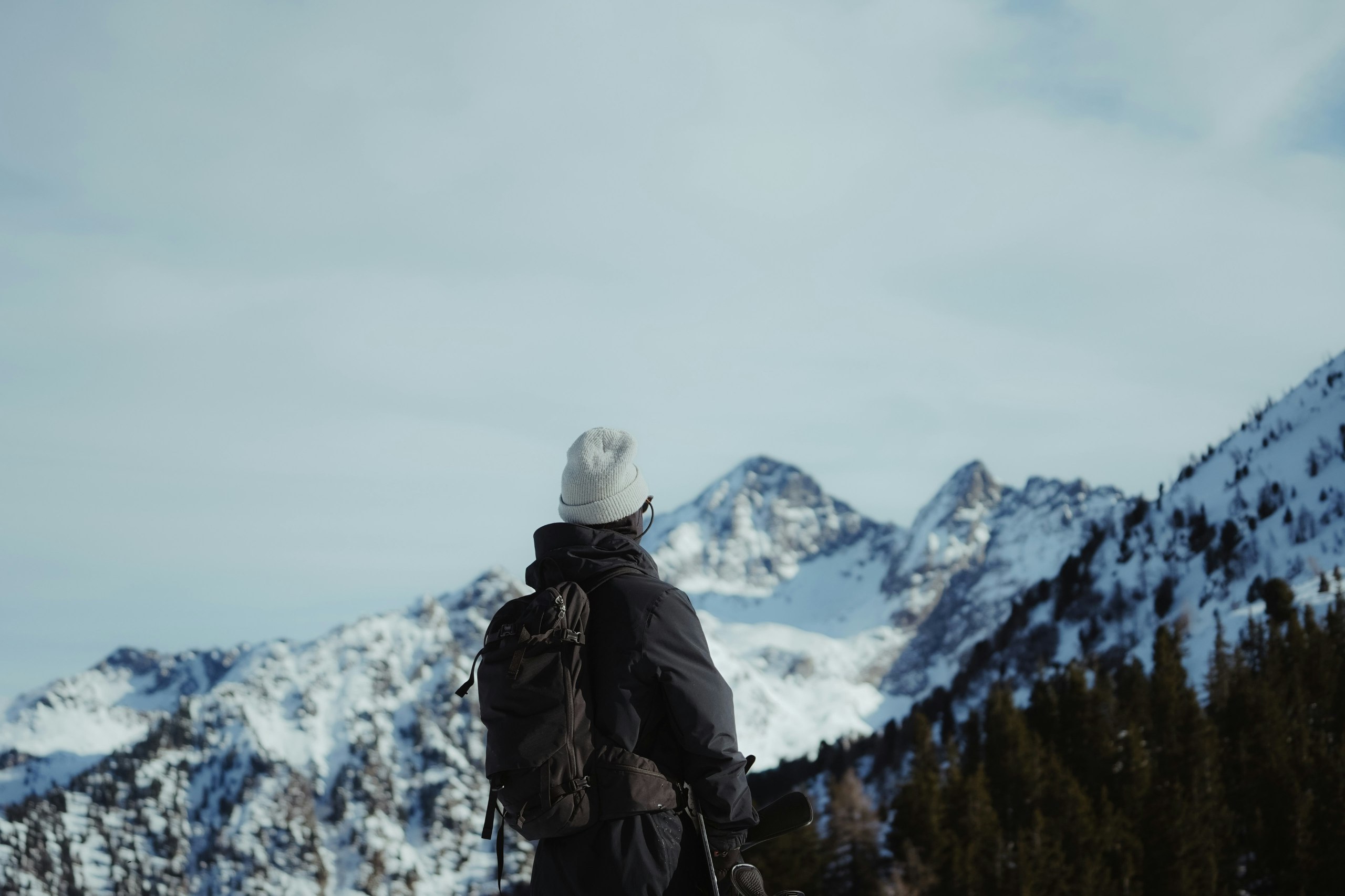 Зимний туризм в России вырастет до 33 7 млн поездок Горнолыжные курорты остаются главным драйвером сезона Число туристических поездок по России в зимний сезон 2025 2026 годов увеличится на 8 7 и достигнет 33 7 млн Такой прогноз озвучил вице премьер Дмитрий Чернышенко на совещании у премьер министра Михаила Мишустина Он подчеркнул что интерес к путешествиям по стране стабильно высокий серьезных происшествий не зафиксировано Одним из ключевых драйверов роста остается горнолыжный туризм В прошлом сезоне курорты приняли более 8 млн человек а в текущем ожидается увеличение потока еще на 10 Наибольшее число посетителей в новогодние каникулы зафиксировано в Краснодарском крае Республике Алтай Свердловской и Сахалинской областях а также в Кабардино Балкарии Курорты Северного Кавказа приняли 70 8 тыс туристов на 18 больше чем годом ранее Дополнительный спрос формируют новые направления включая Мамисон в Северной Осетии и Арсеньев в Приморье