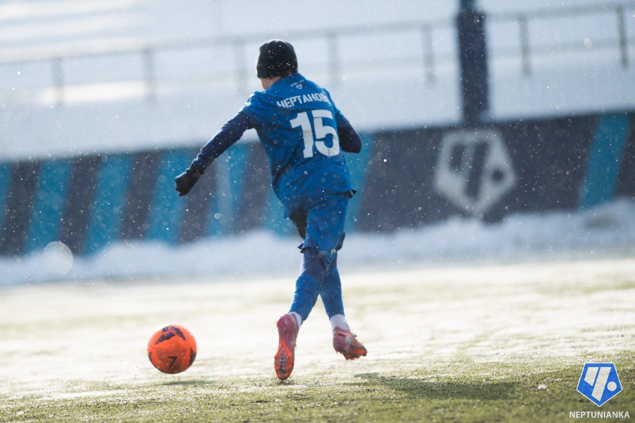 В субботу 14 февраля в рамках 5 го тура Клубной Лиги Зимнего Первенства Москвы 2026 футболисты Чертаново 2012 2016 г р сыграли с командами ЦСКА 2   РЕЗУЛЬТАТЫ МАТЧА 2016 г р ЦСКА Чертаново 2 1 Солакиан Вторые составы 2 2 Юрченко Аносов 2015 г р ЦСКА Чертаново 1 1 Тимофеев Вторые составы 2 1 Грехов 2014 г р ЦСКА Чертаново 1 0 Вторые составы 1 5 Лазаров 2 Украинцев Маковский Черенков 2013 г р ЦСКА Чертаново 2 0 2012 г р ЦСКА Чертаново 2 1 Матвеев   ПОДРОБНОСТИ НА САЙТЕ КлубнаяЛига