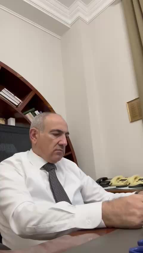 Никол Пашинян делится видео с песней Земфиры в Telegram