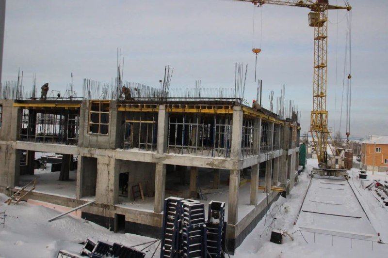 Новую поликлинику строят в Камне на Оби Трёхэтажная поликлиника будет принимать как детей так и взрослых Также там разместят отделение лучевой диагностики оснащенное современным оборудованием Поликлиника рассчитана на 650 посещений в смену На обследования смогут приезжать жители Каменского Крутихинского Панкрушихинского Баевского и Тюменцевского районов Начать прием пациентов после оснащения всей необходимой медтехникой и мебелью медики планируют в первом полугодии 2027 года сообщили в Минздраве Алтайского края