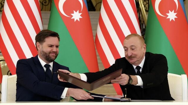 Вэнс прибыл в Азербайджан в рамках регионального турне Президент Азербайджана Ильхам Алиев и вице президент США Джей Ди Вэнс подписали Хартию о стратегическом партнёрстве между правительствами двух стран США намерены поставить Азербайджану новые катера для усиления защиты территориальных вод страны заявил Вэнс jkinvest news jkinvest