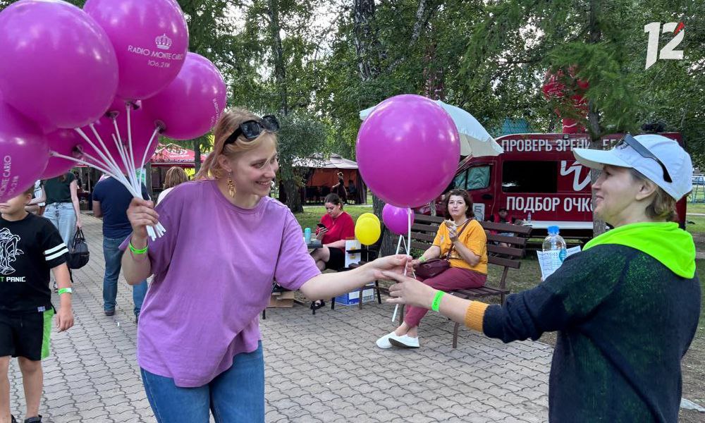 В Омске продолжается программа «Большого симфонического парка» 0+ Гости смогли насладиться живой музыкой, поучаствовать в интерактивах, посетить мастер-классы и тематические площадки. Омский академический симфонический оркестр и молодёжный театр «Третий круг» представили музыкальный спектакль по мотивам произведений Корнея Чуковского. Напомним, что программа фестиваля рассчитана на два дня и продолжится завтра, 6 июля.