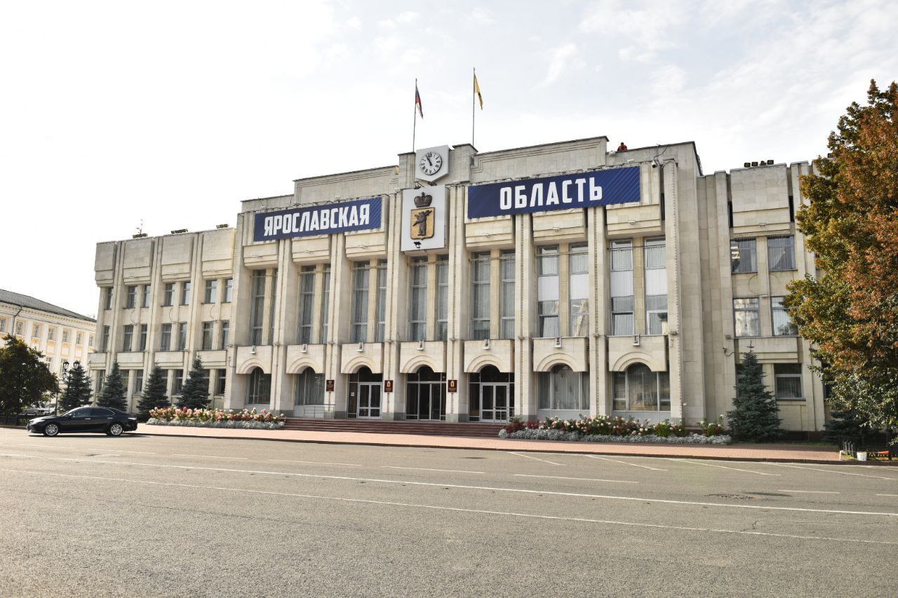 Подписал три важных закона Они направлены на создание в регионе современной и комфортной среды внедрение удобных механизмов и сервисов для получения госуслуг и развития социальной политики Первый документ устанавливает перечень льготных категорий при пользовании платным парковочным пространством Все жители области получат 50 процентную скидку а для многодетных семей ветеранов боевых действий участников СВО участников Великой Отечественной войны Героев Советского Союза и Российской Федерации Героев Труда и граждан пострадавших от радиационного воздействия предусмотрена льгота 60 Инвалиды смогут оставлять машины бесплатно на специально выделенных местах Для жителей домов в зоне парковки введены специальные резидентные разрешения ночью парковка для них будет бесплатной а круглосуточная стоянка станет доступной по фиксированной стоимости Второй закон передает полномочия по социальной защите и опеке с муниципального на региональный уровень Это позволит создать единые стандарты обслуживания для всех жителей области независимо от места проживания Мы объединим ресурсы внедрим принцип одного окна и цифровые технологии чтобы люди получали помощь максимально быстро и без лишних документов Третий закон касается регистрации актов гражданского состояния С января 2026 года эти полномочия также перейдут на региональный уровень Все привычные людям места оказания услуг ЗАГС сохранятся откроются дополнительные возможности для получения услуг через МФЦ Объем услуг для населения будет сохранен в полном объеме сотрудники ЗАГСов станут государственными гражданскими служащими планируется повышение зарплат работникам Канал МАХ